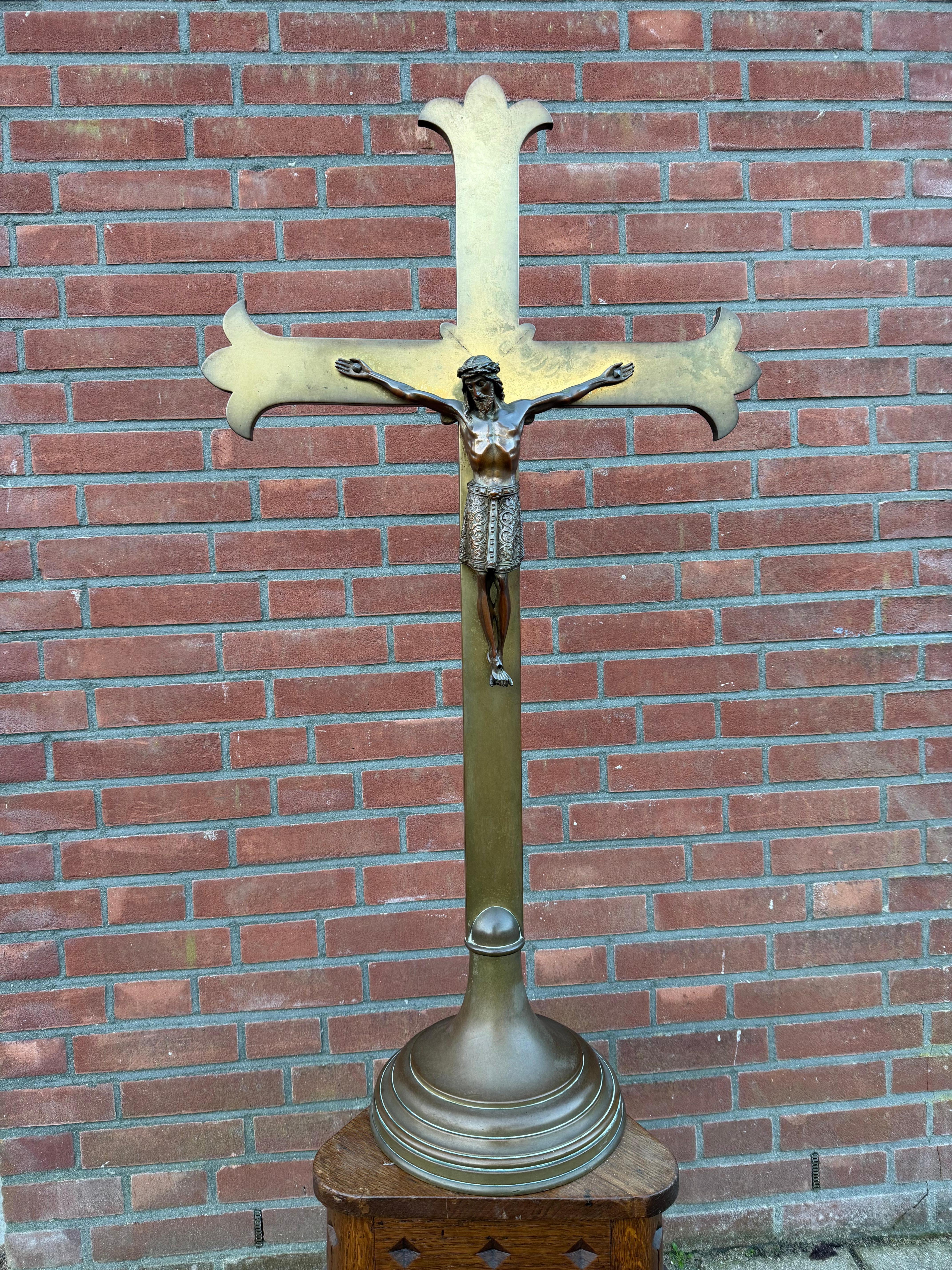 Large Antique Bronze Church Altar Crucifix with Finely Detailed Corpus of Christ (Neugotik) im Angebot