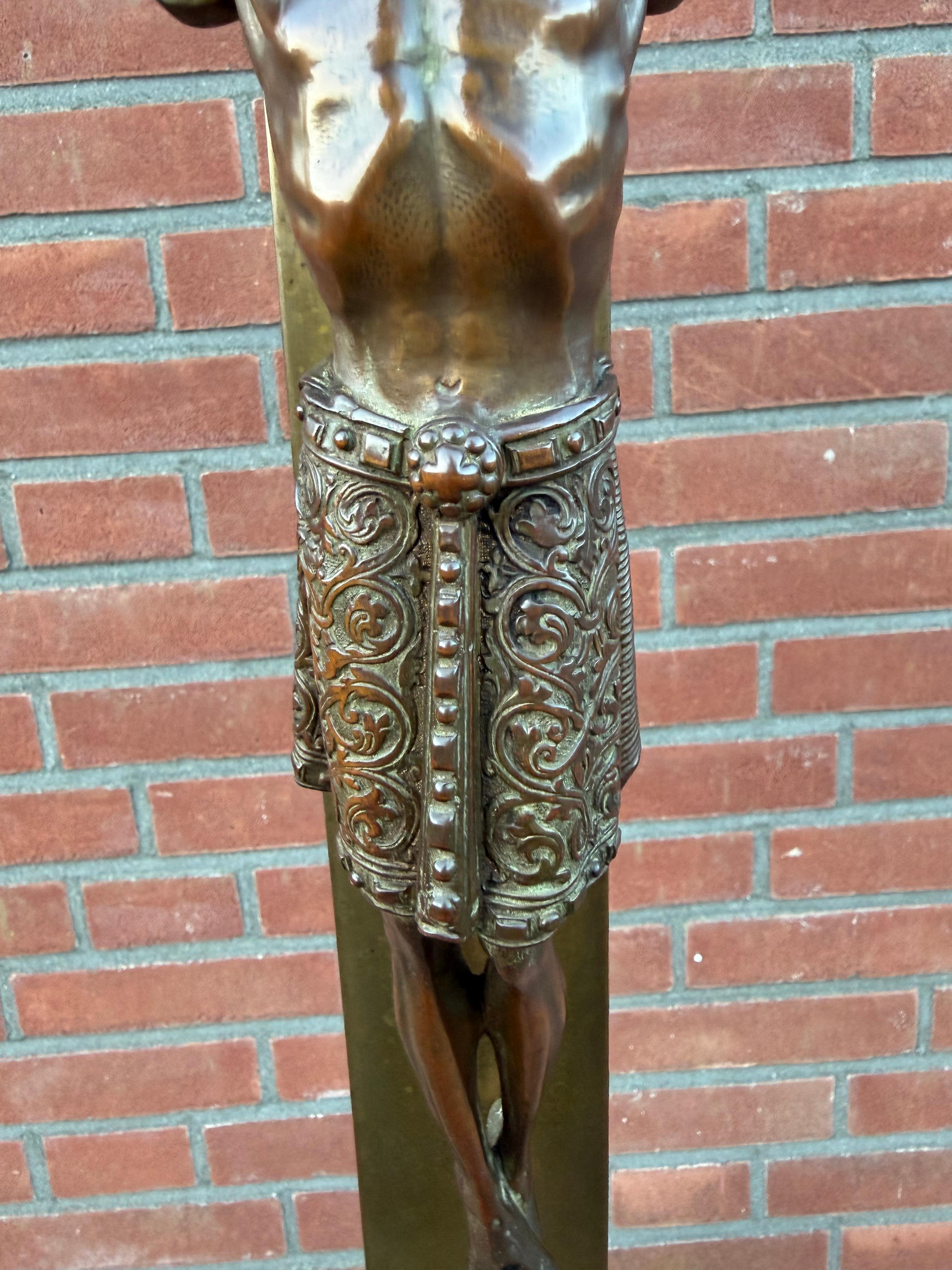 Large Antique Bronze Church Altar Crucifix with Finely Detailed Corpus of Christ (Gegossen) im Angebot