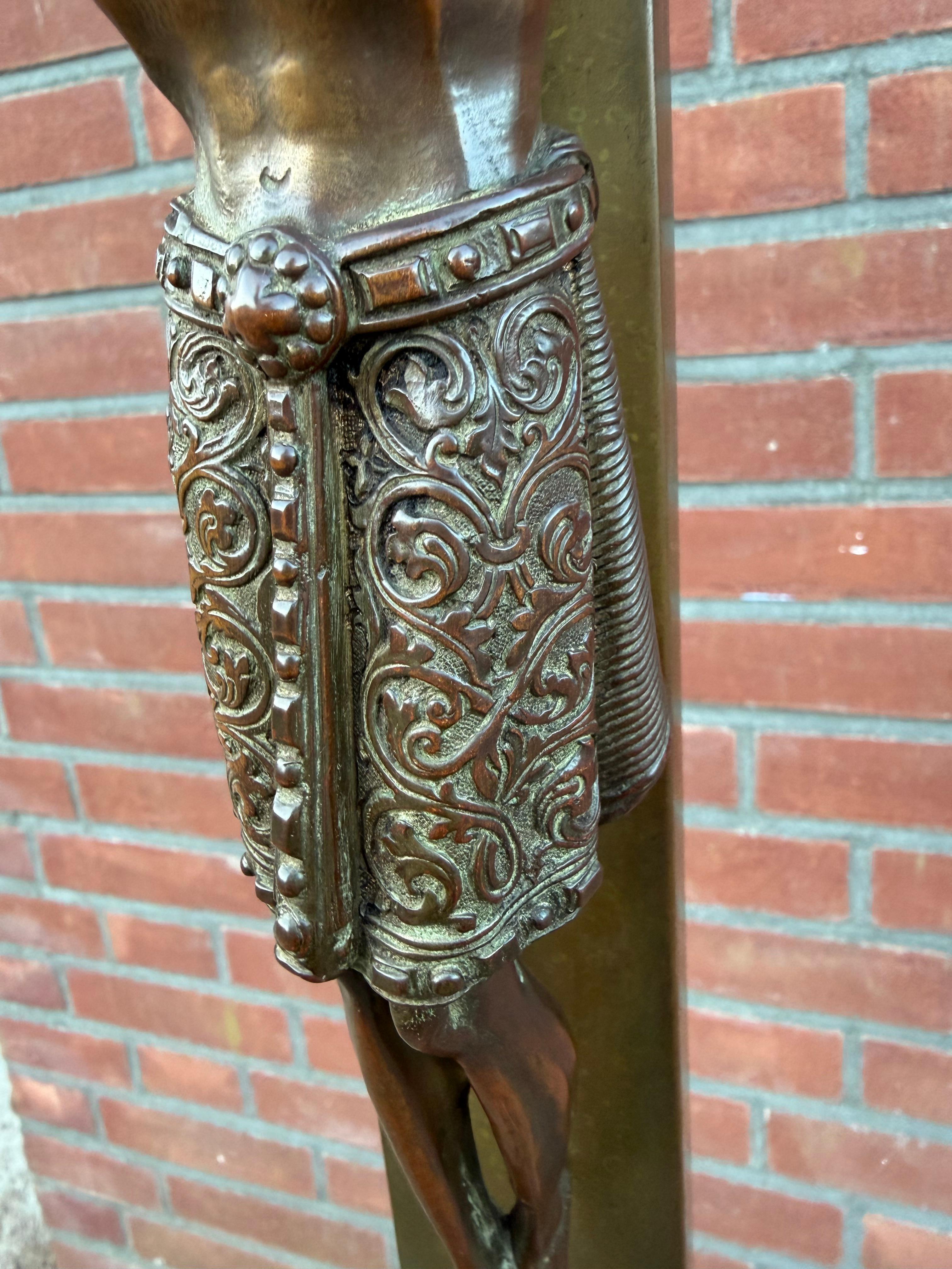 Large Antique Bronze Church Altar Crucifix with Finely Detailed Corpus of Christ im Zustand „Hervorragend“ im Angebot in Lisse, NL