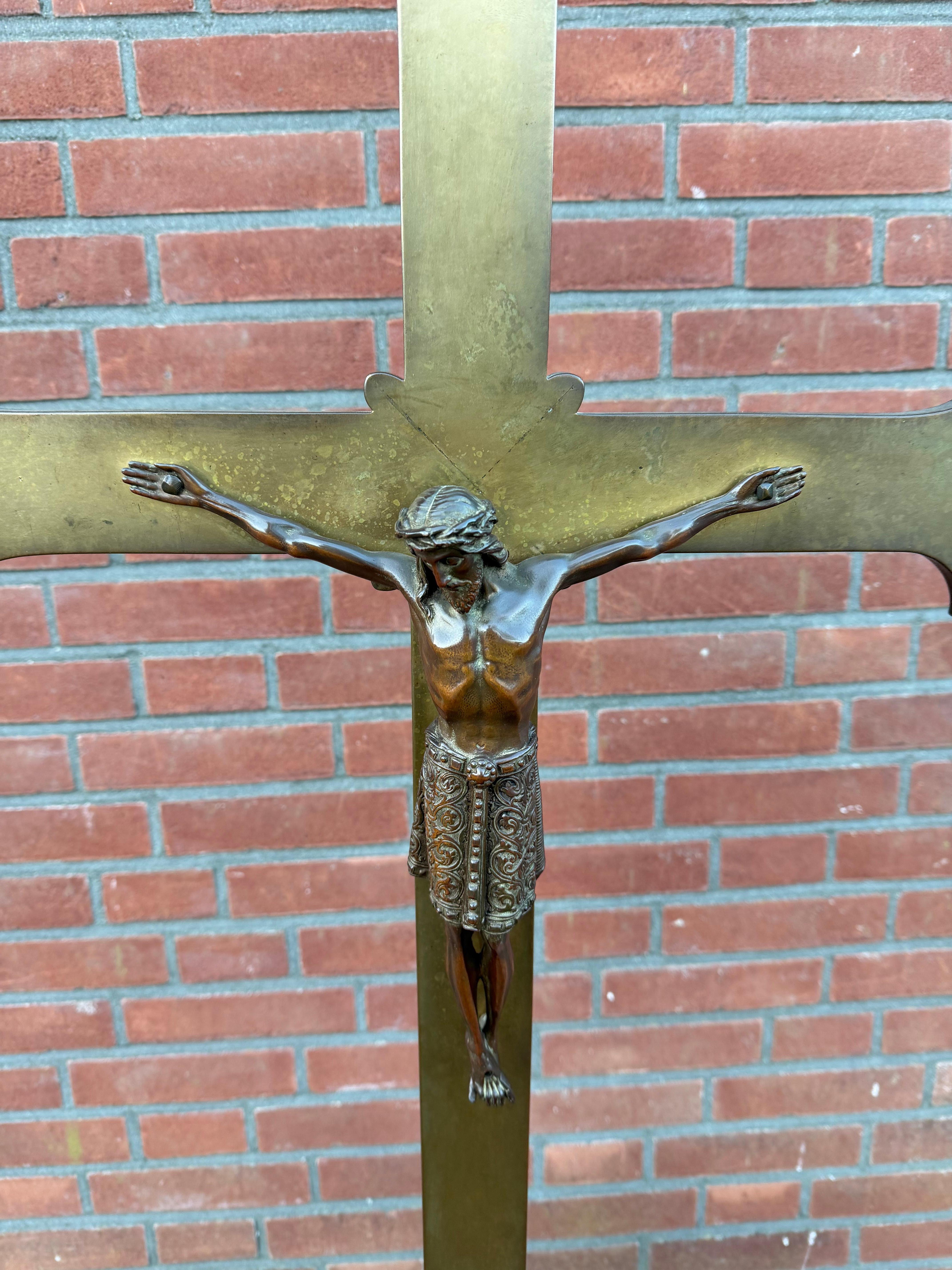 Large Antique Bronze Church Altar Crucifix with Finely Detailed Corpus of Christ (19. Jahrhundert) im Angebot