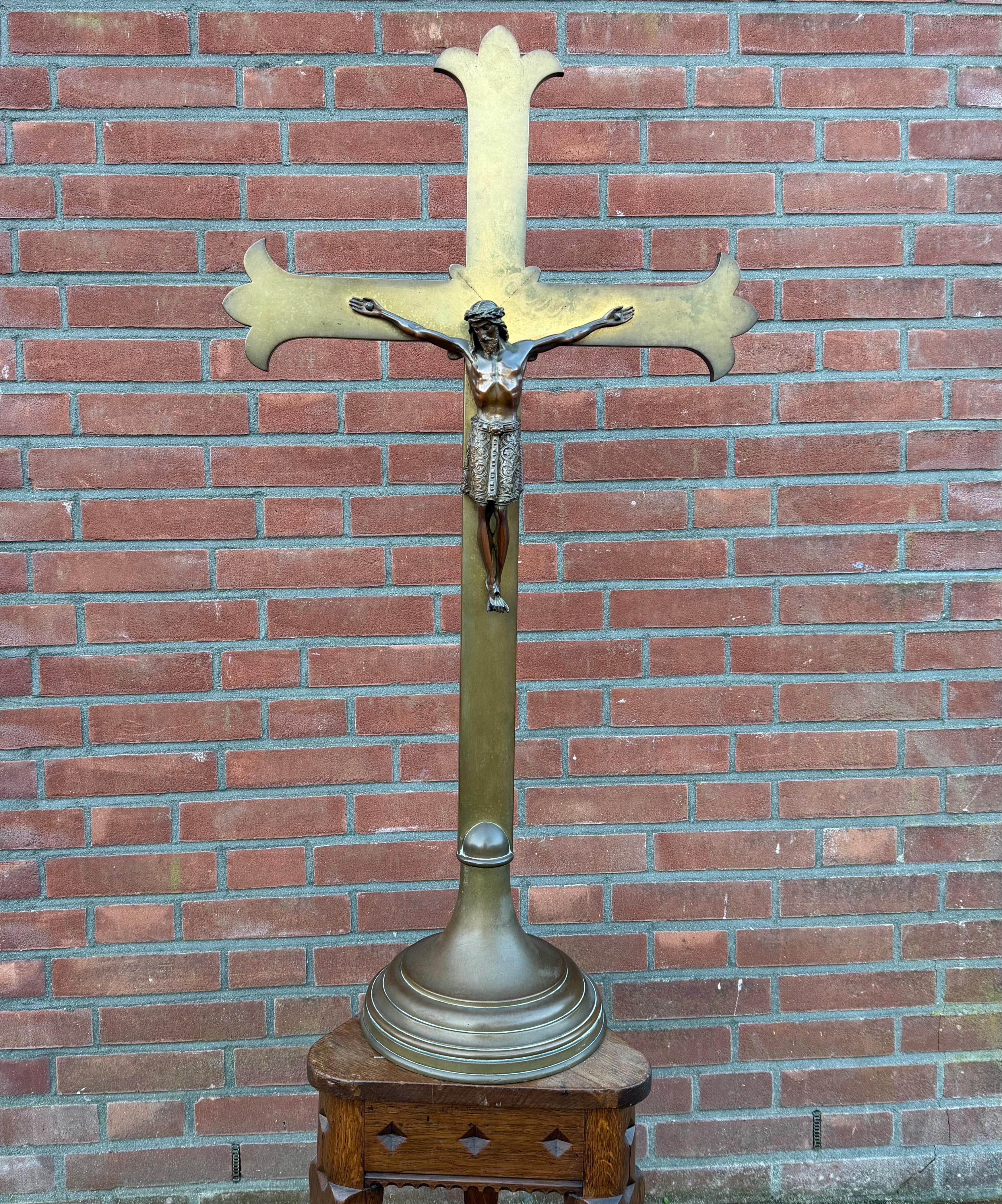 Large Antique Bronze Church Altar Crucifix with Finely Detailed Corpus of Christ im Angebot 2