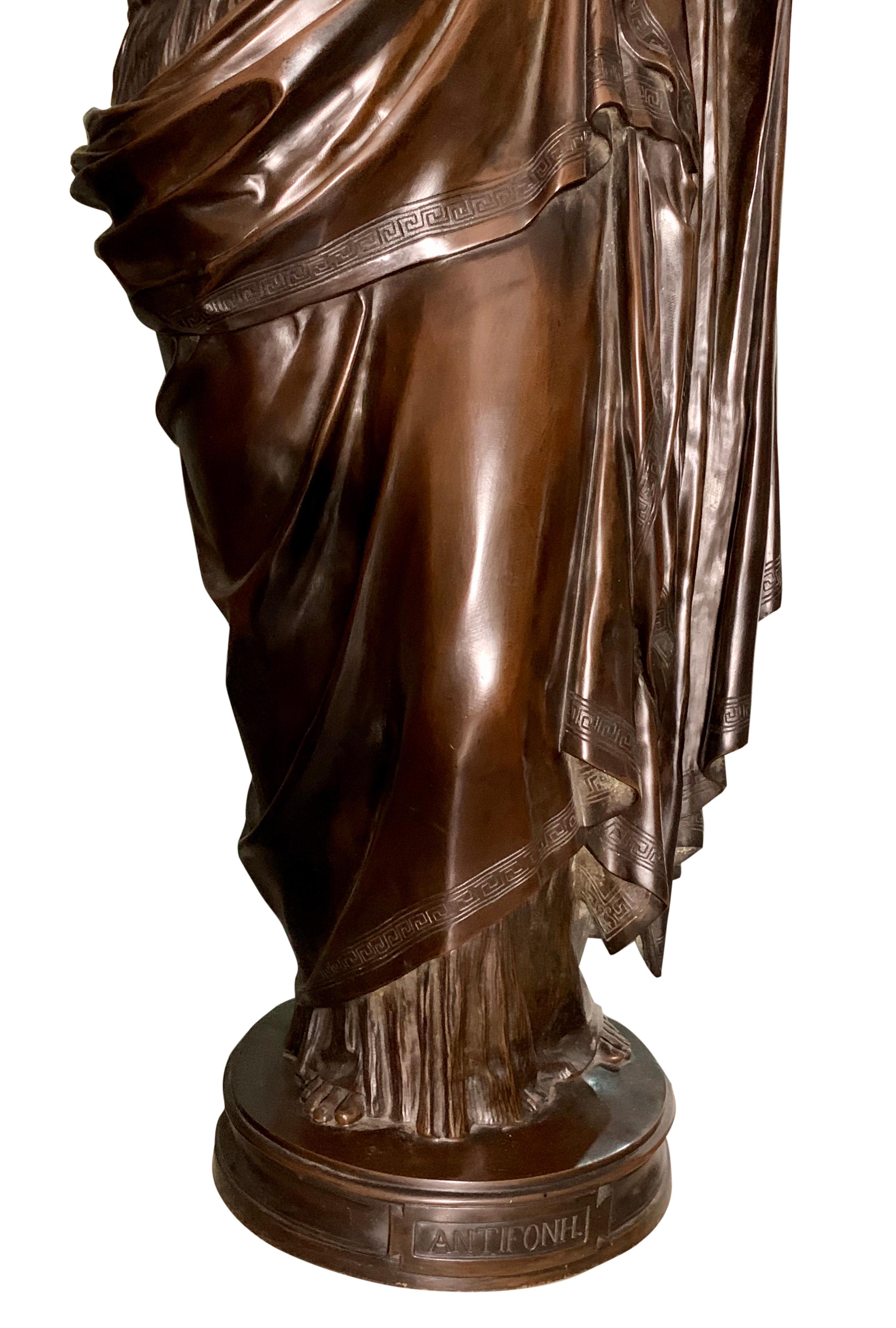 Große patinierte Bronzefigur einer drapierten religiösen Frau mit dem Titel: Antifonh  (Klassisch-römisch) im Angebot