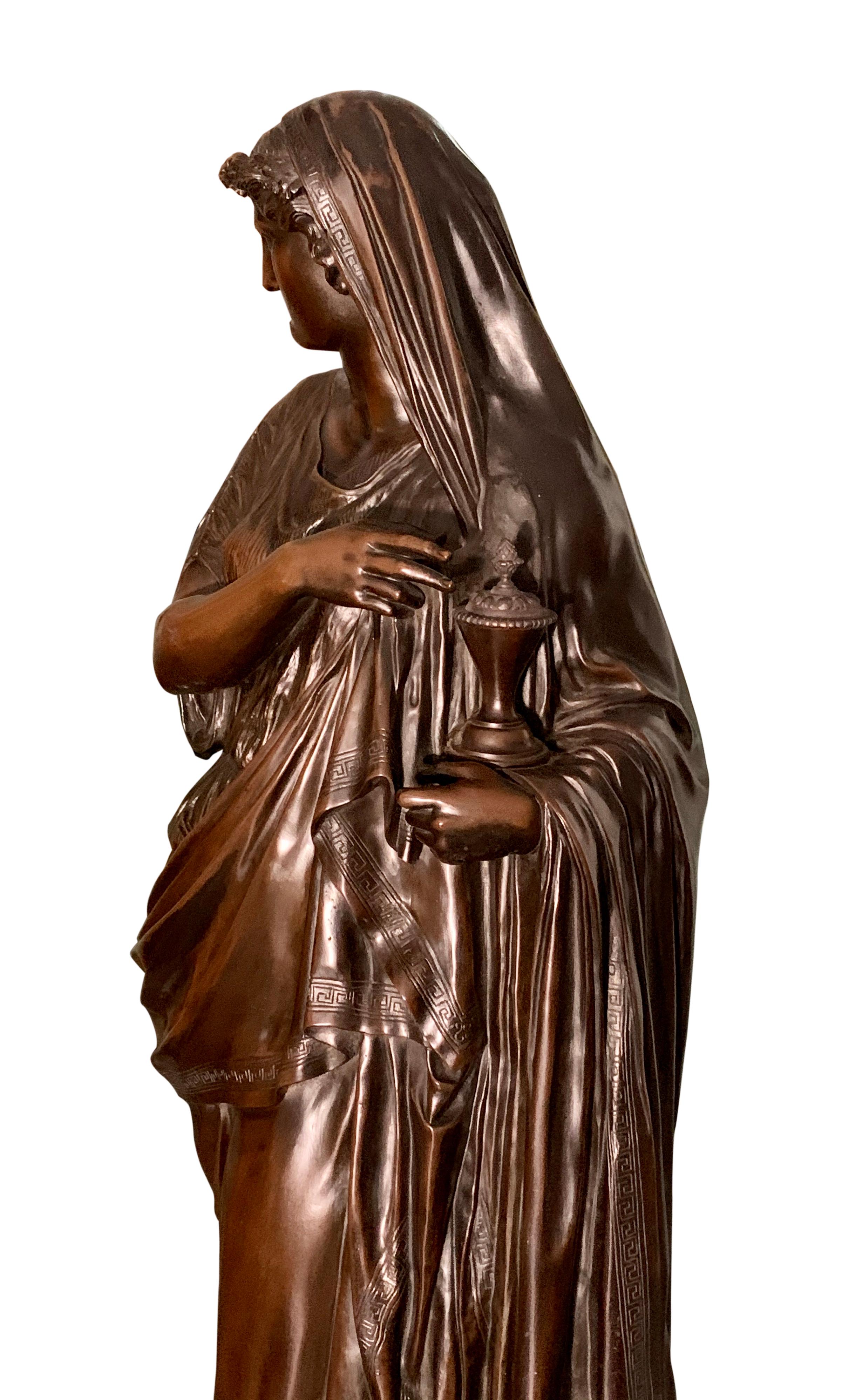 Große patinierte Bronzefigur einer drapierten religiösen Frau mit dem Titel: Antifonh  (Französisch) im Angebot