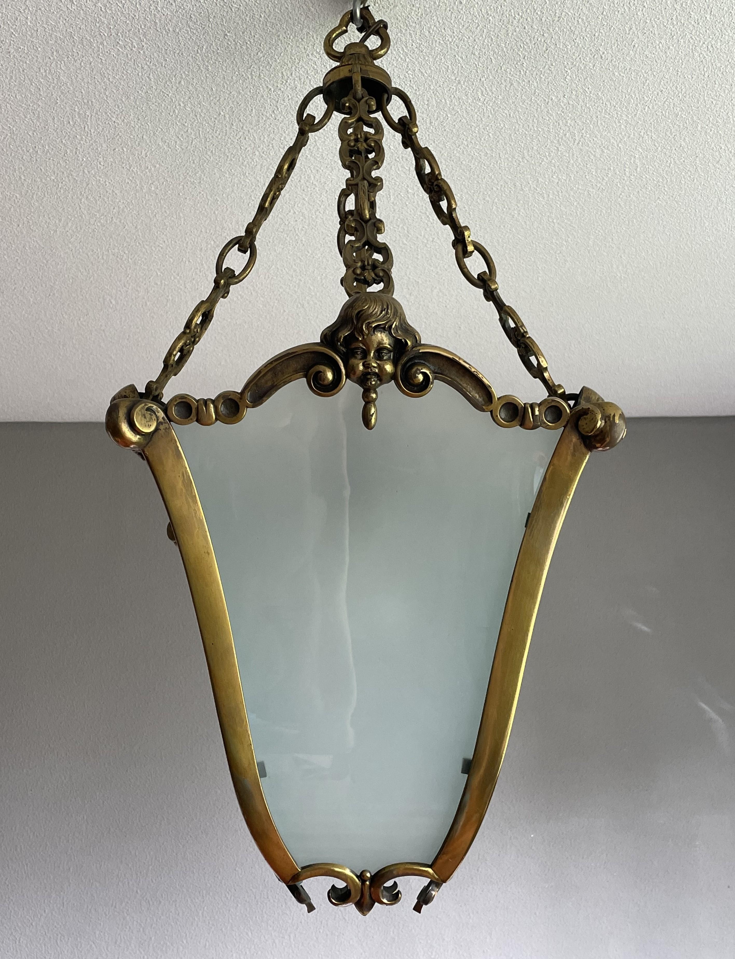 Grande lanterne d'entrée victorienne en bronze antique et verre. Sculpture d'ange en vente 11
