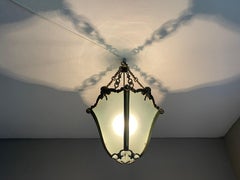 Grande lanterna / ciondolo vittoriano in bronzo antico e vetro A. Hall. Scultura di angelo