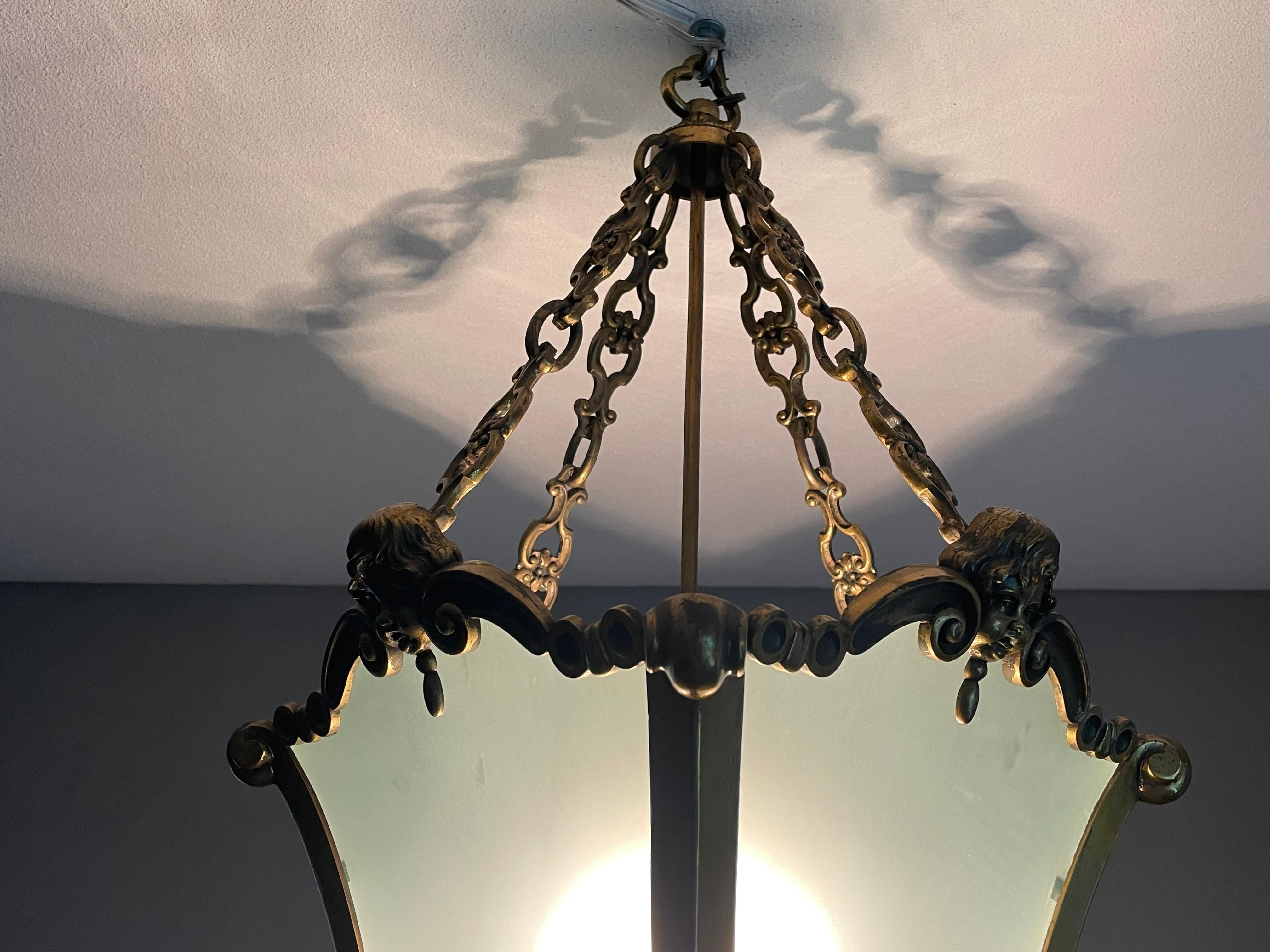 XIXe siècle Grande lanterne d'entrée victorienne en bronze antique et verre. Sculpture d'ange en vente