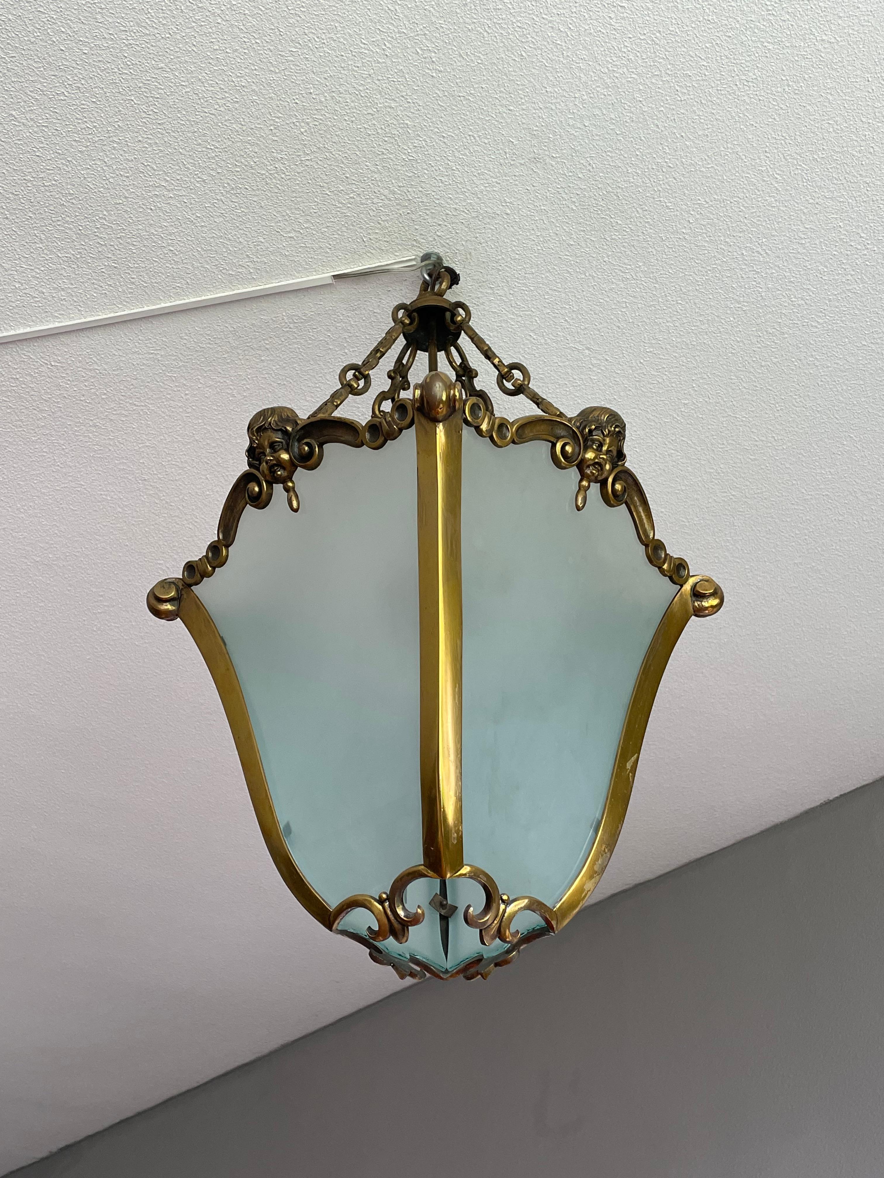 Grande lanterne d'entrée victorienne en bronze antique et verre. Sculpture d'ange en vente 1