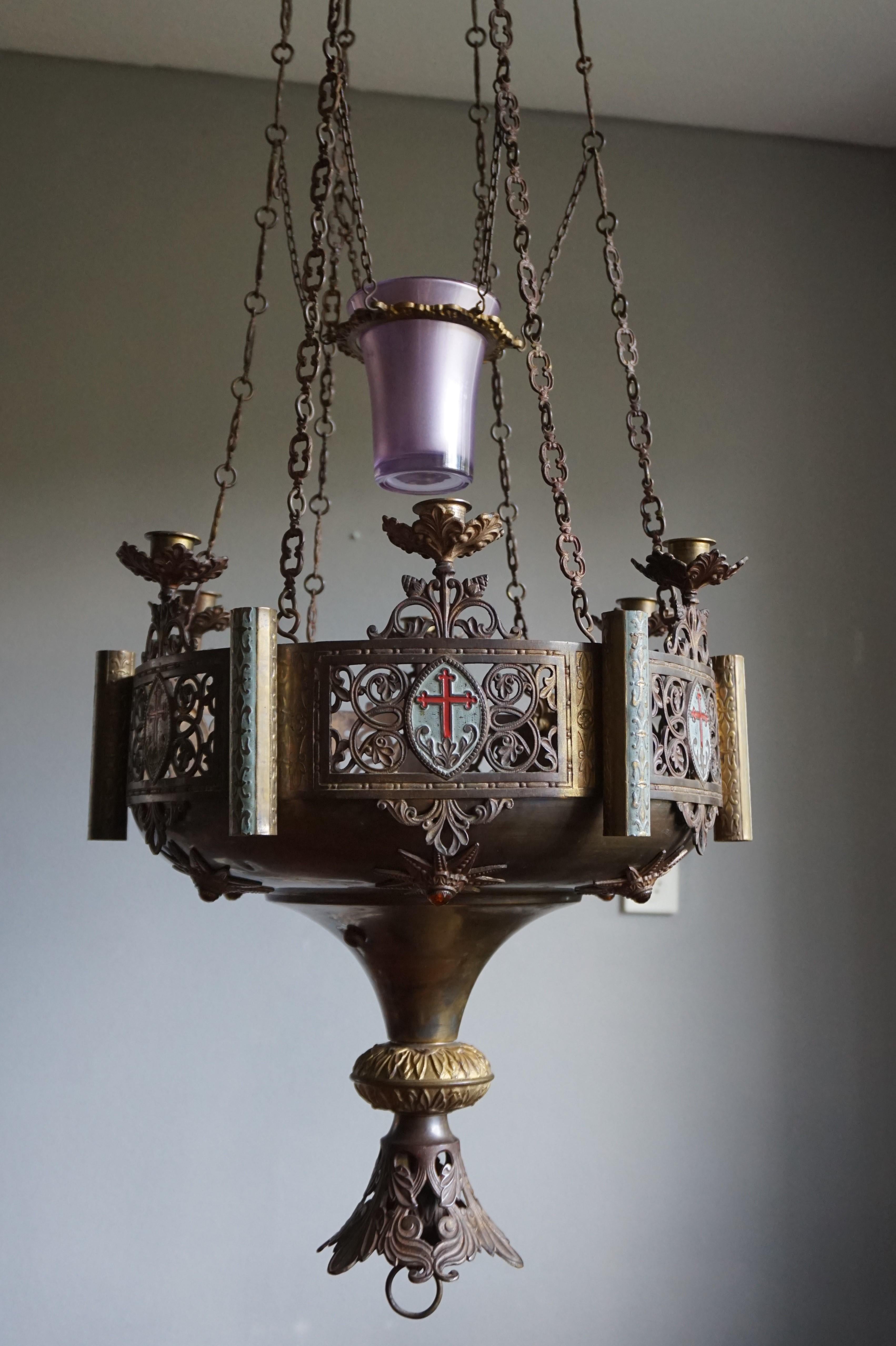 Großer antiker Bronze-Kerzenleuchter im gotischen Revival-Stil und Kirchesanctuary-Lampe (Messing) im Angebot