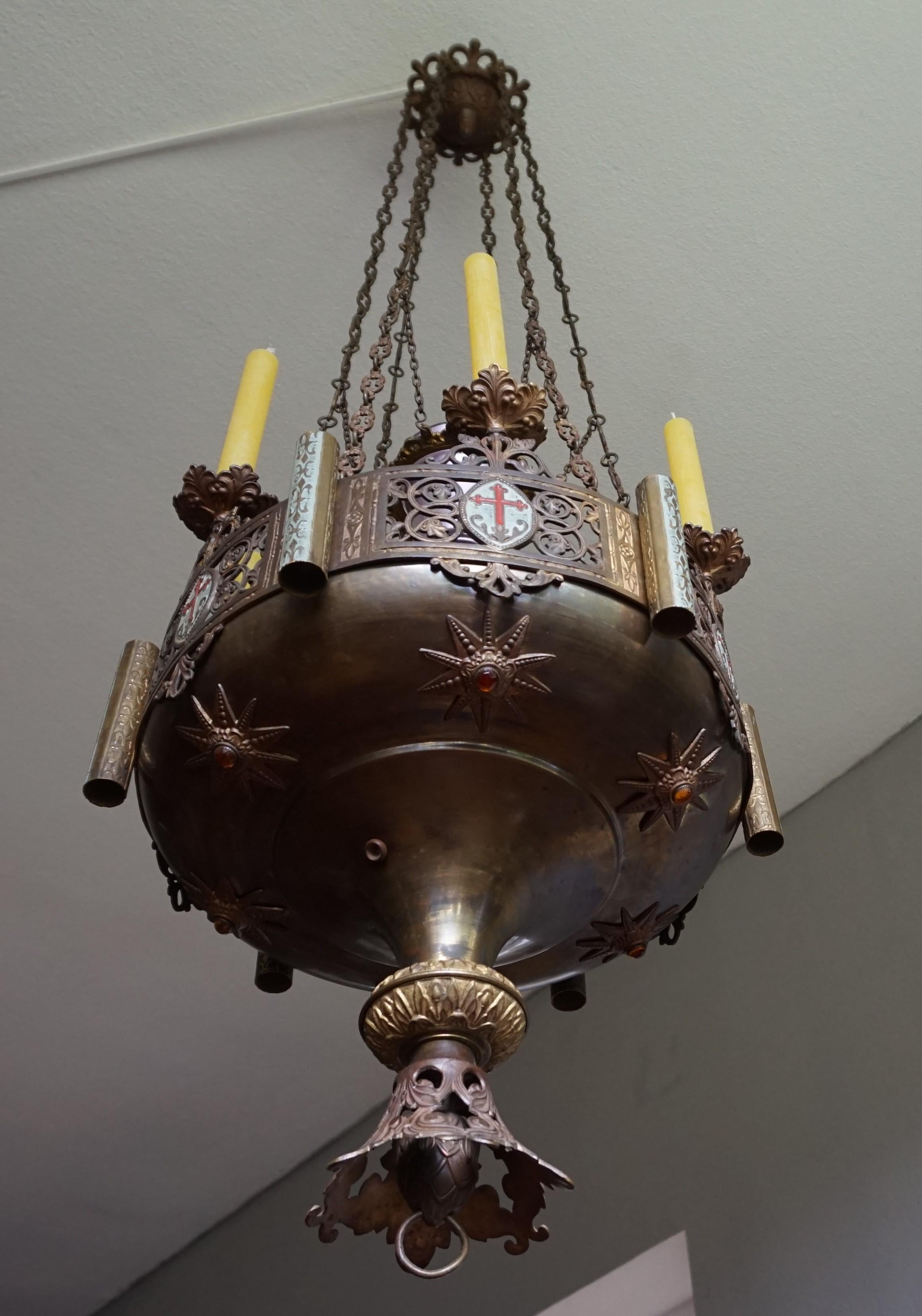 Großer antiker Bronze-Kerzenleuchter im gotischen Revival-Stil und Kirchesanctuary-Lampe 1