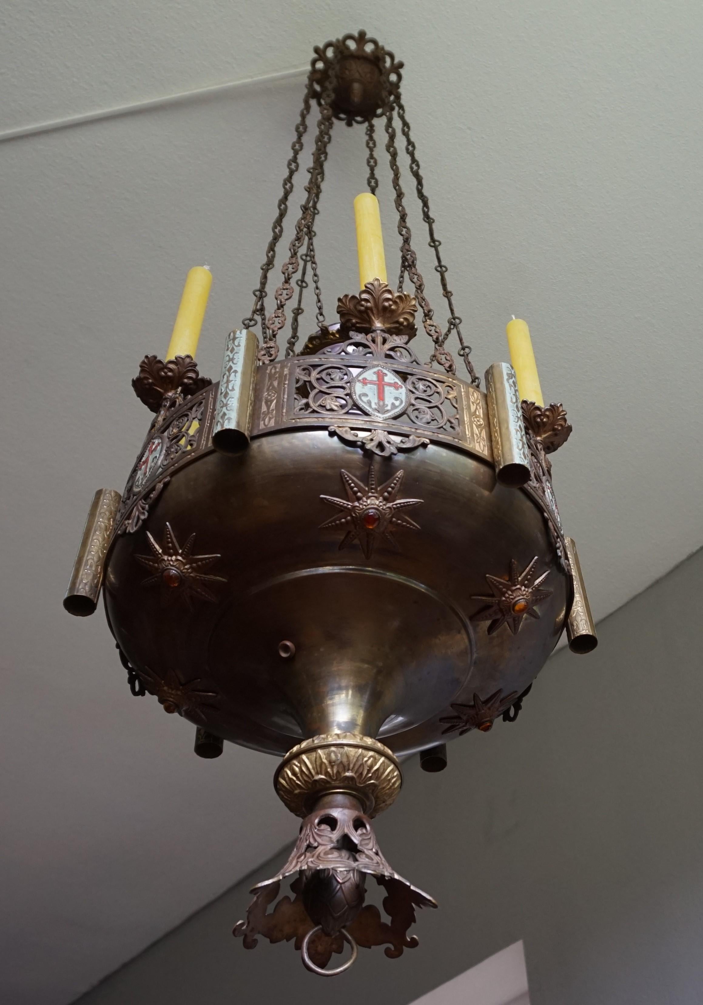 Großer antiker Bronze-Kerzenleuchter im gotischen Revival-Stil und Kirchesanctuary-Lampe im Angebot 1