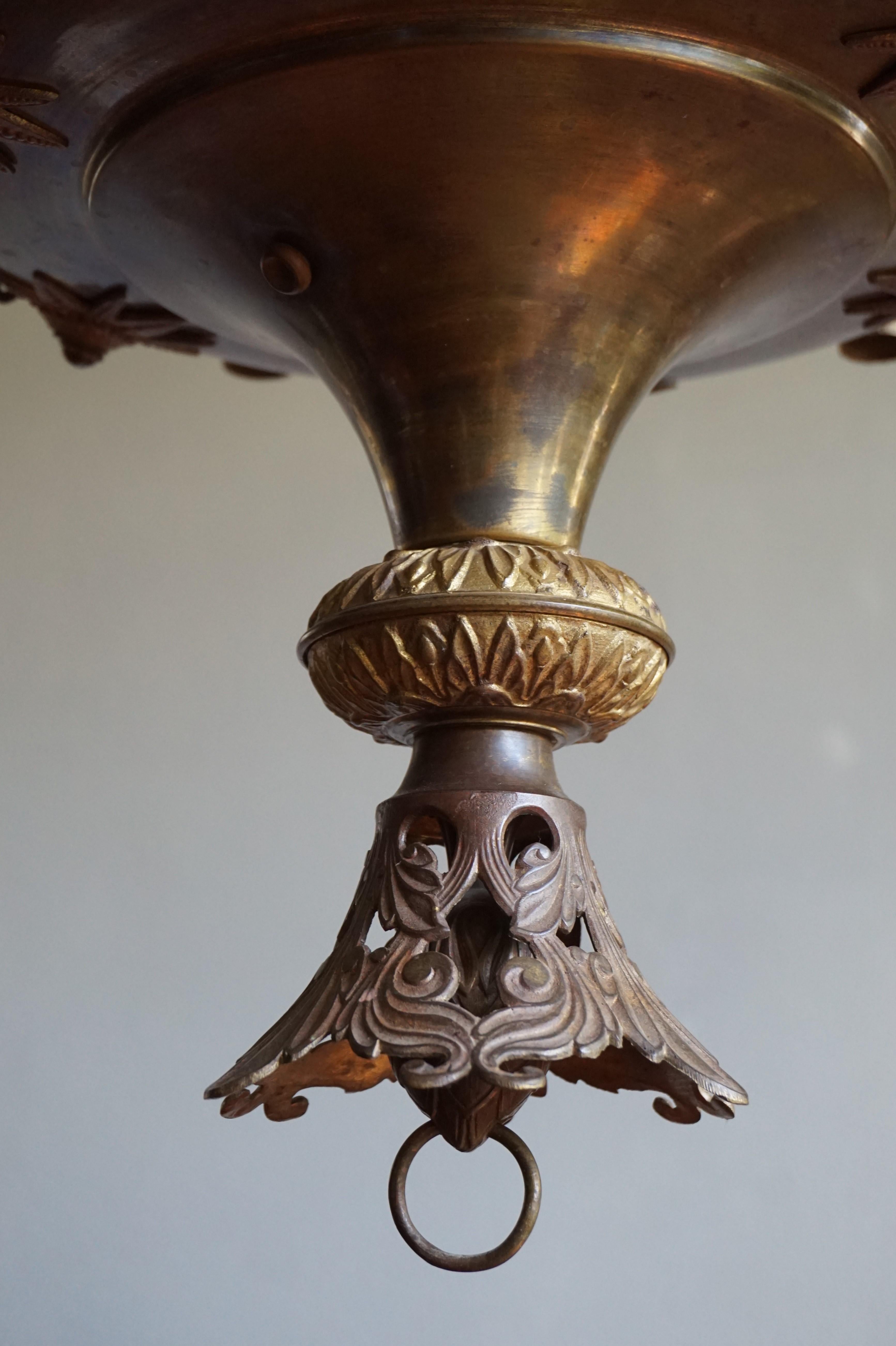 Großer antiker Bronze-Kerzenleuchter im gotischen Revival-Stil und Kirchesanctuary-Lampe im Angebot 4