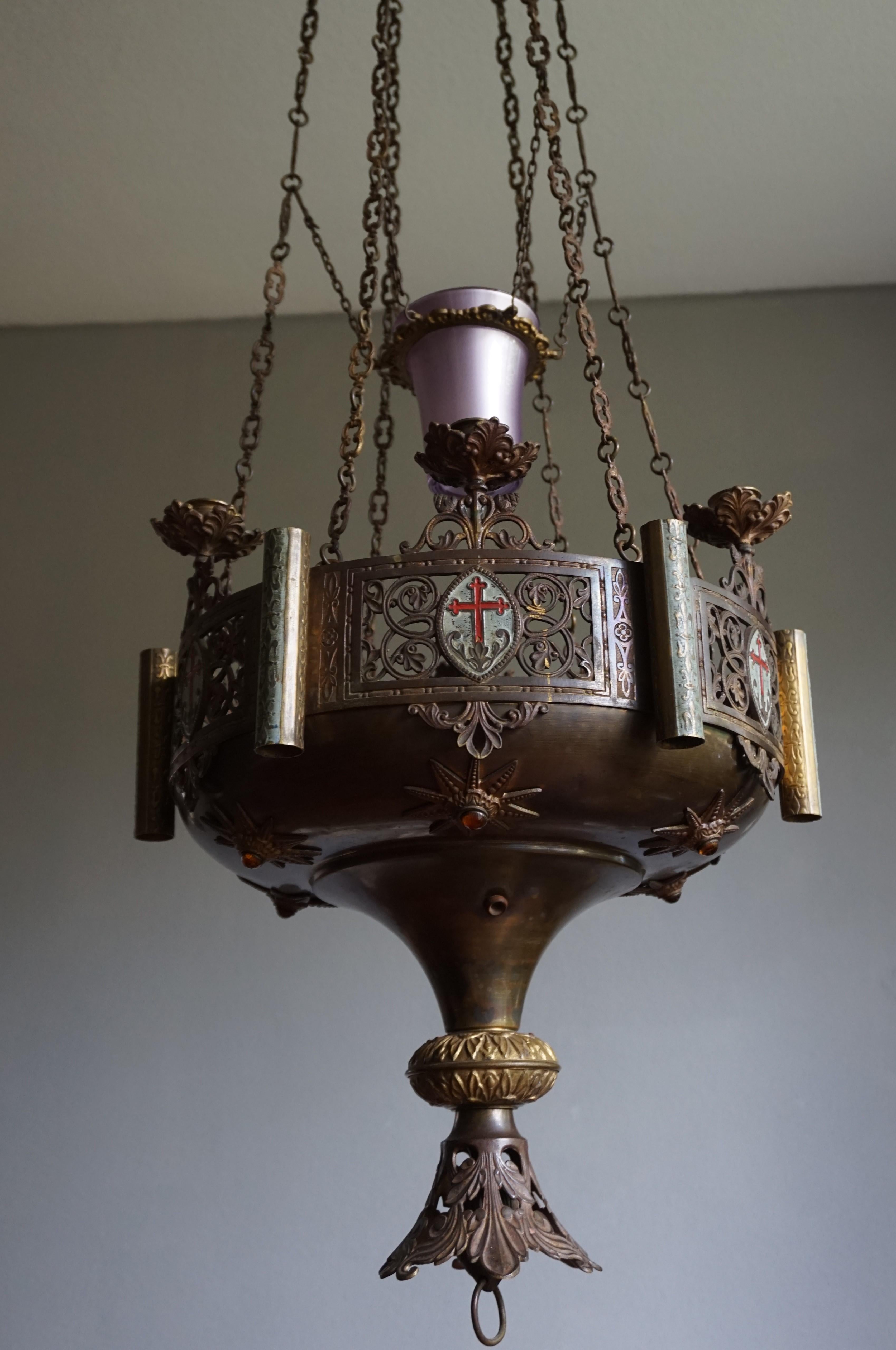 Großer antiker Bronze-Kerzenleuchter im gotischen Revival-Stil und Kirchesanctuary-Lampe im Angebot 5