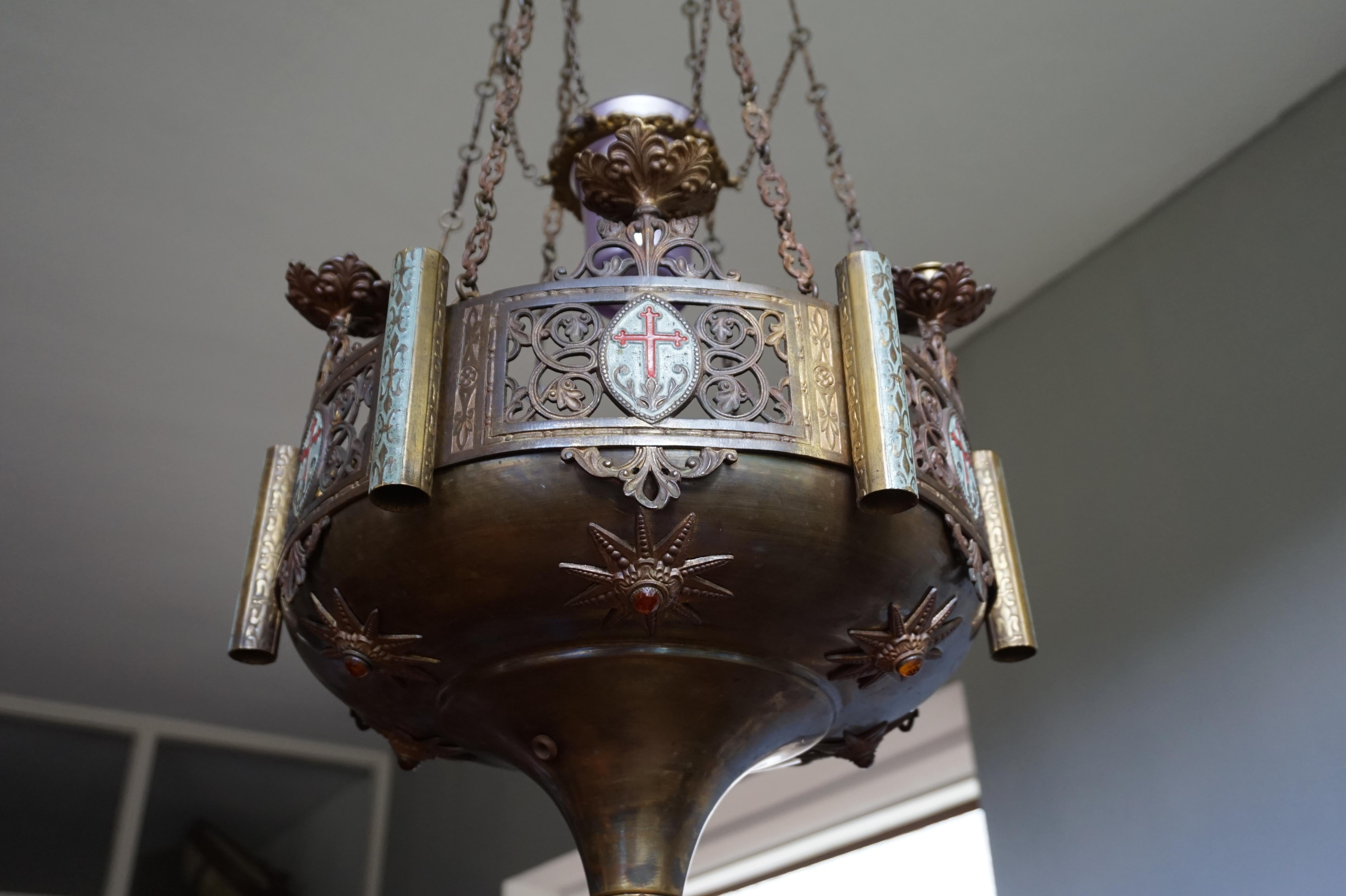 Großer antiker Bronze-Kerzenleuchter im gotischen Revival-Stil und Kirchesanctuary-Lampe im Angebot 6