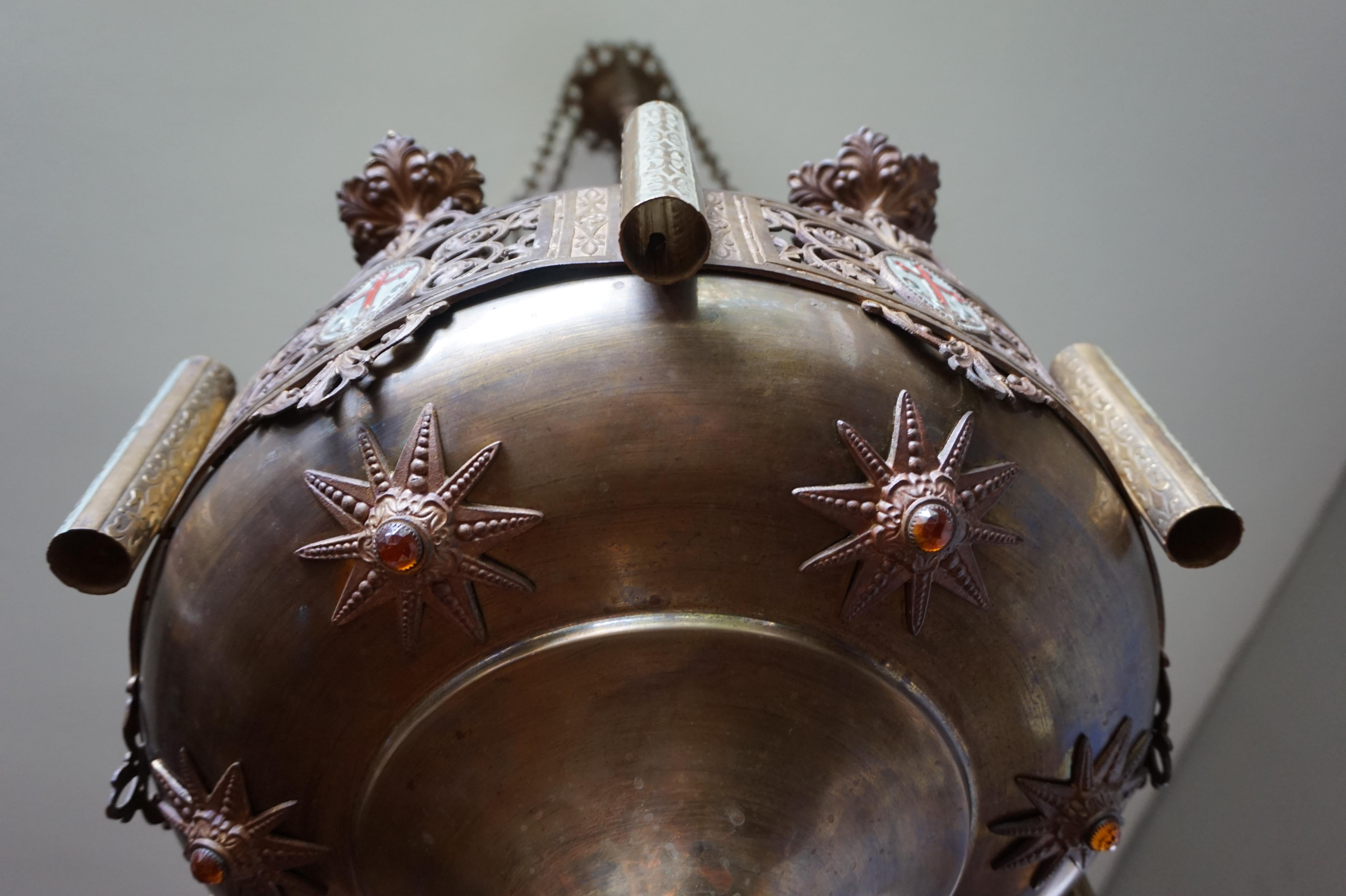Großer antiker Bronze-Kerzenleuchter im gotischen Revival-Stil und Kirchesanctuary-Lampe 7
