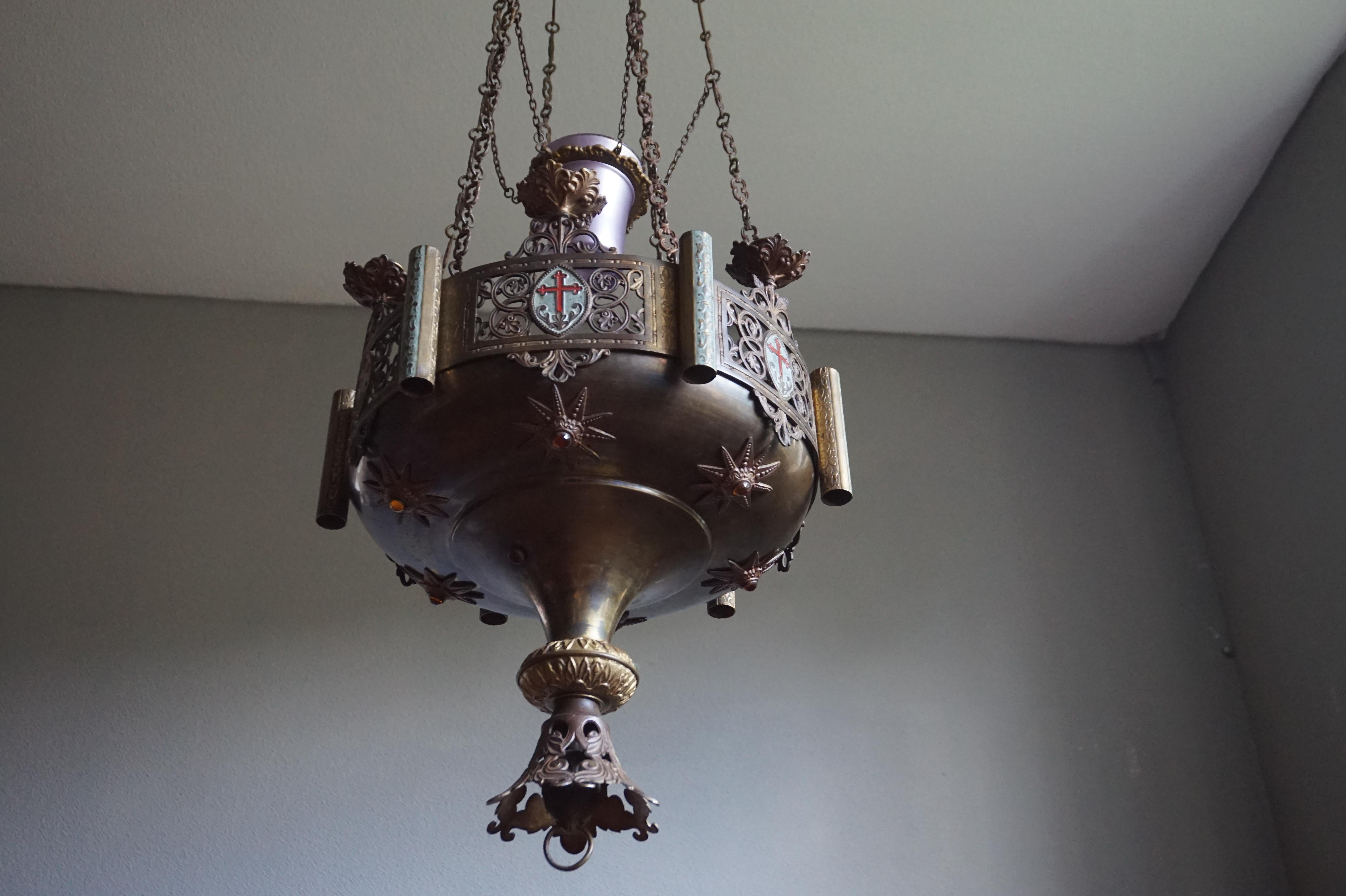 Großer antiker Bronze-Kerzenleuchter im gotischen Revival-Stil und Kirchesanctuary-Lampe im Angebot 9