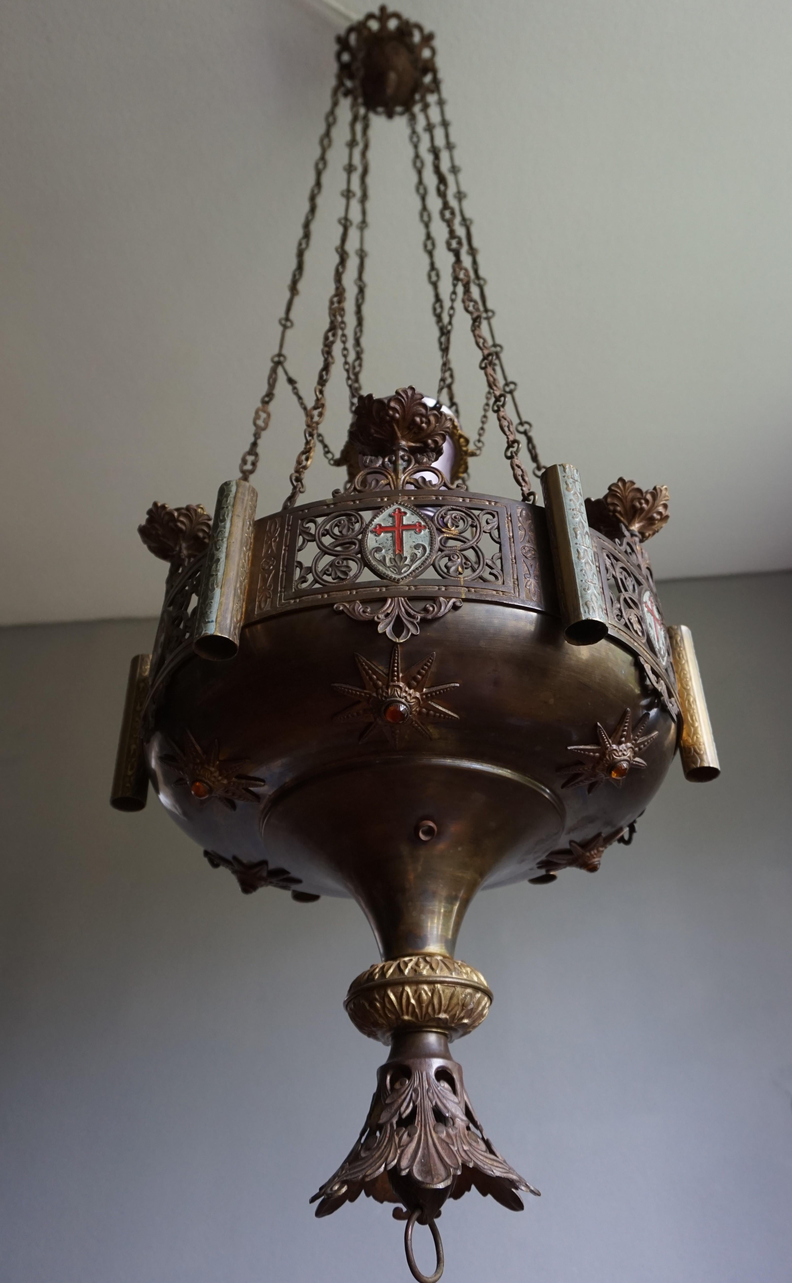Großer antiker Bronze-Kerzenleuchter im gotischen Revival-Stil und Kirchesanctuary-Lampe (Handgefertigt) im Angebot