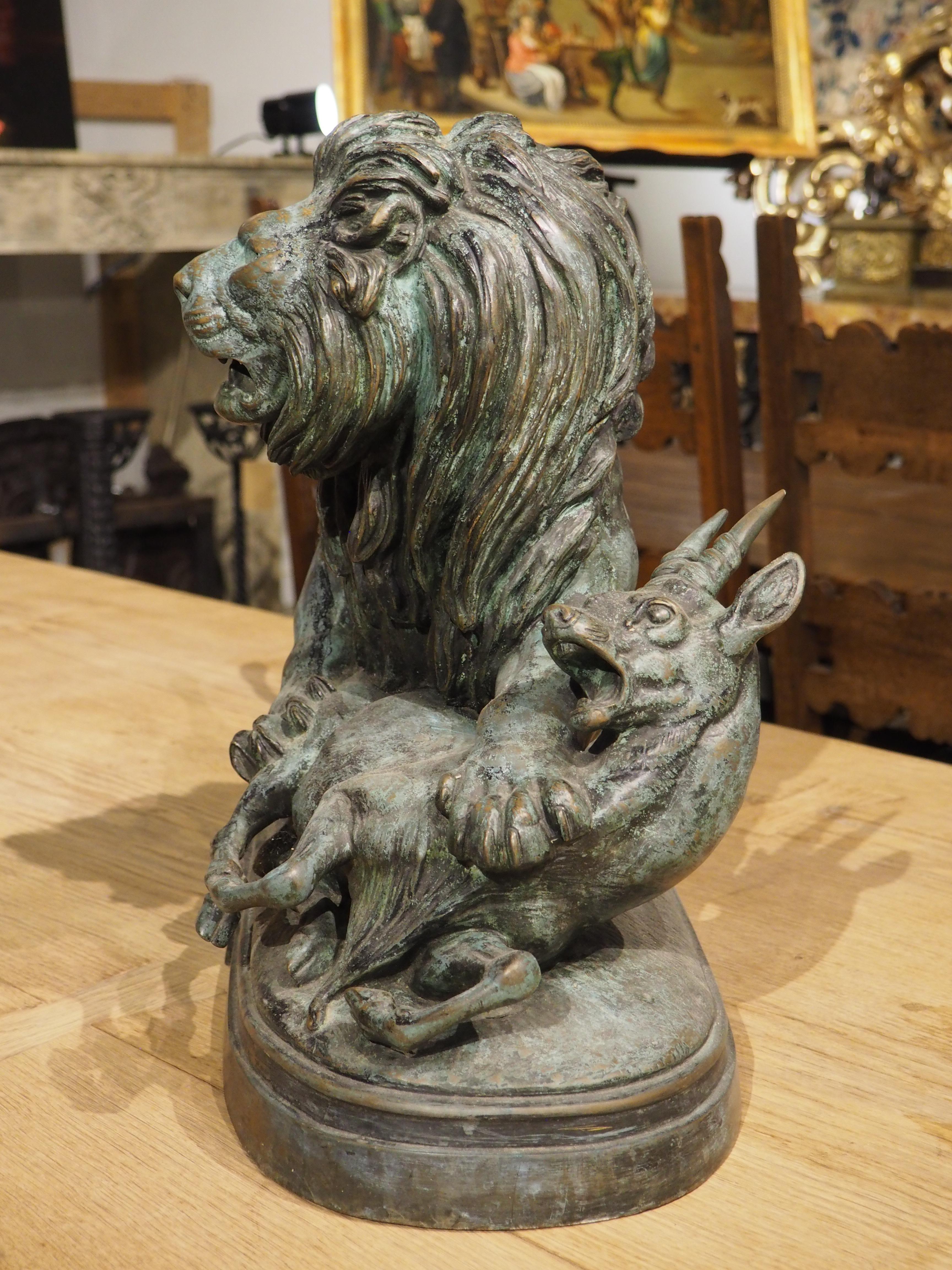 Grand bronze ancien, le lion du Senegal attachant une Antilope-Delabrierre 1866 12
