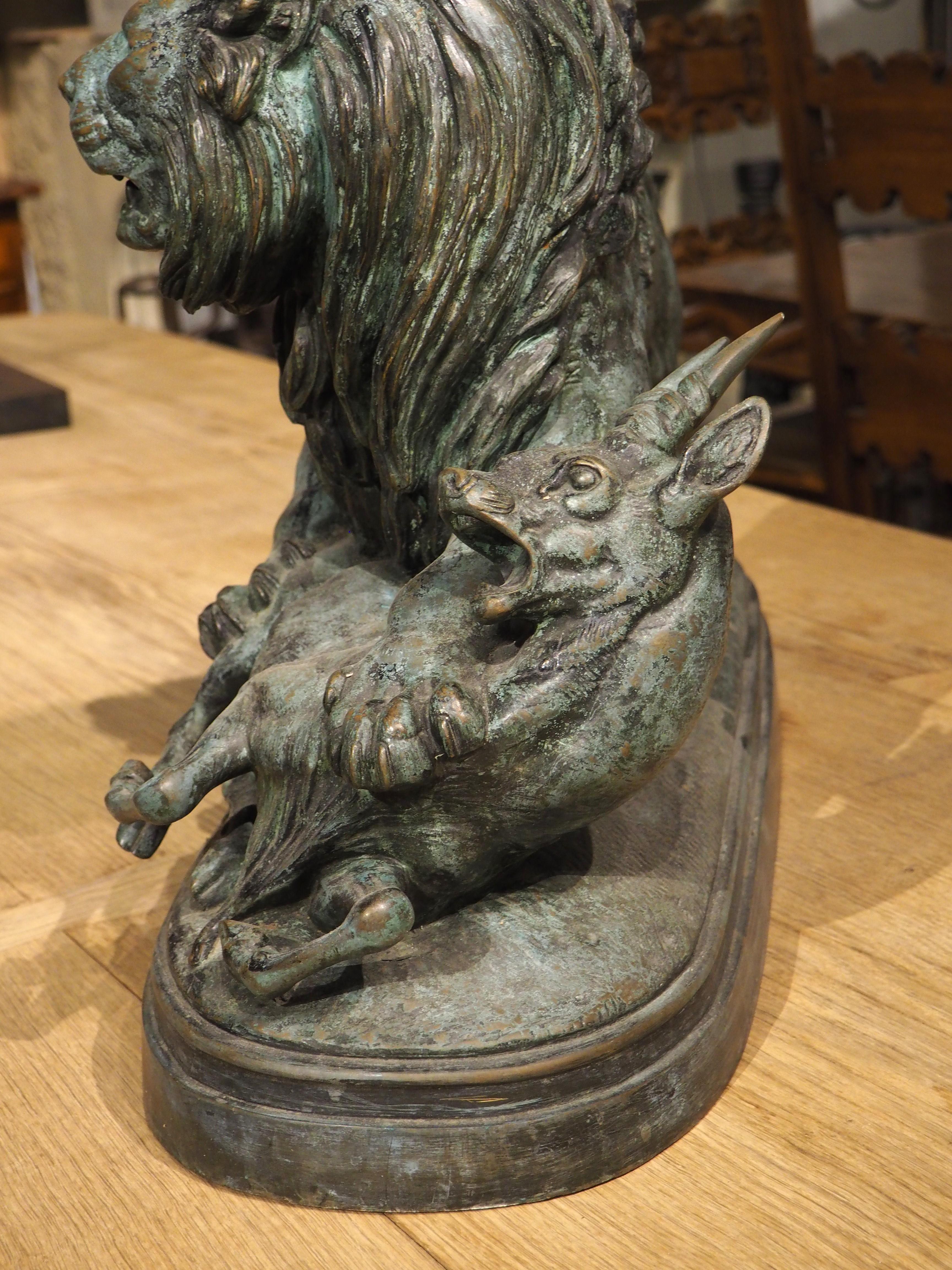 Grand bronze ancien, le lion du Senegal attachant une Antilope-Delabrierre 1866 13