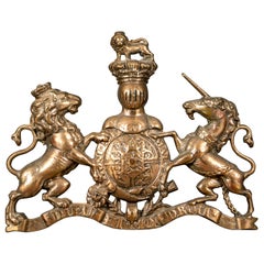 Grande plaque en bronze antique en relief des armoiries royales du Royaume-Uni