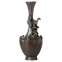 Grand vase en bronze ancien décoré d'un aigle de proie Genryusai Seiya en forme d'aigle