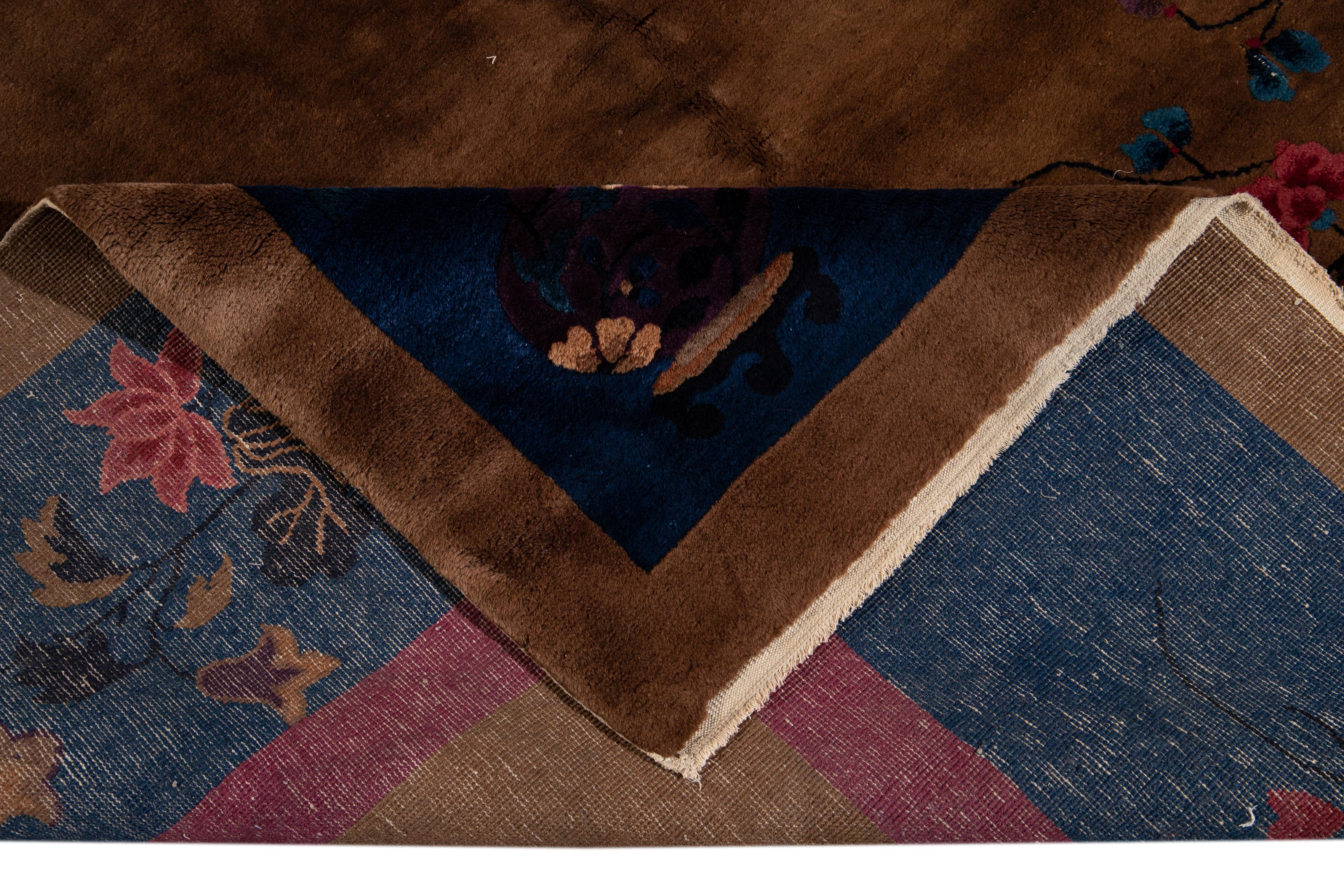 Eine schöne antike chinesische Art Deco handgeknüpften Wollteppich mit einem braunen Feld. Dieser Teppich hat einen marineblauen Rahmen und mehrfarbige Akzente in einem chinesischen Blumenmuster.

Dieser Teppich misst: 11' 8