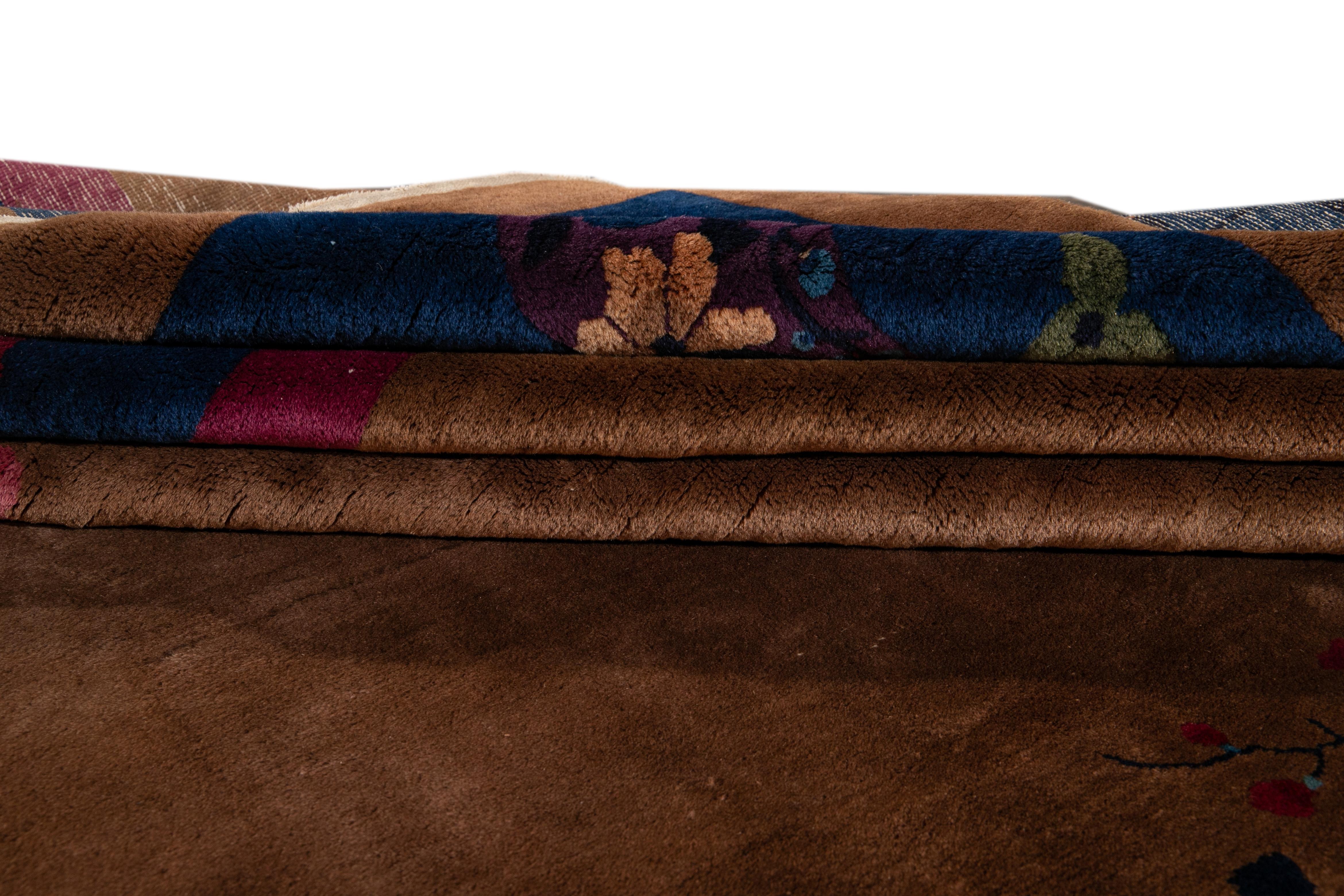 Großer antiker brauner Art-Déco-Teppich aus chinesischer Wolle im Zustand „Hervorragend“ im Angebot in Norwalk, CT