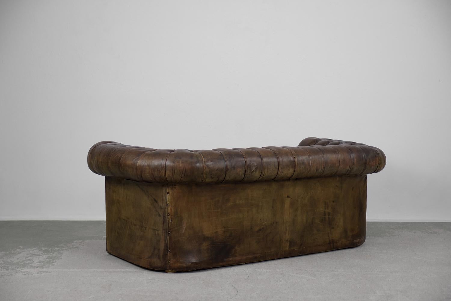 Vintage Iconic Large Three-Seater Antique Brown Leather Chesterfield Sofa, 1920er Jahre im Angebot 5