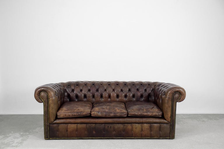Vintage Iconic Large Three-seater Antique Brown Leather Chesterfield Sofa, 1920s In Good Condition For Sale In Warszawa, Mazowieckie