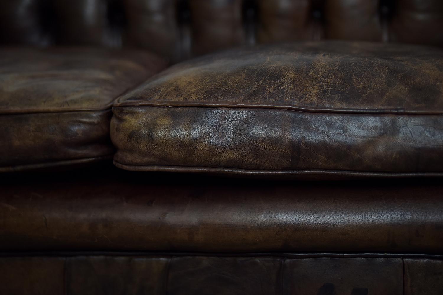 Vintage Iconic Large Three-Seater Antique Brown Leather Chesterfield Sofa, 1920er Jahre im Angebot 1