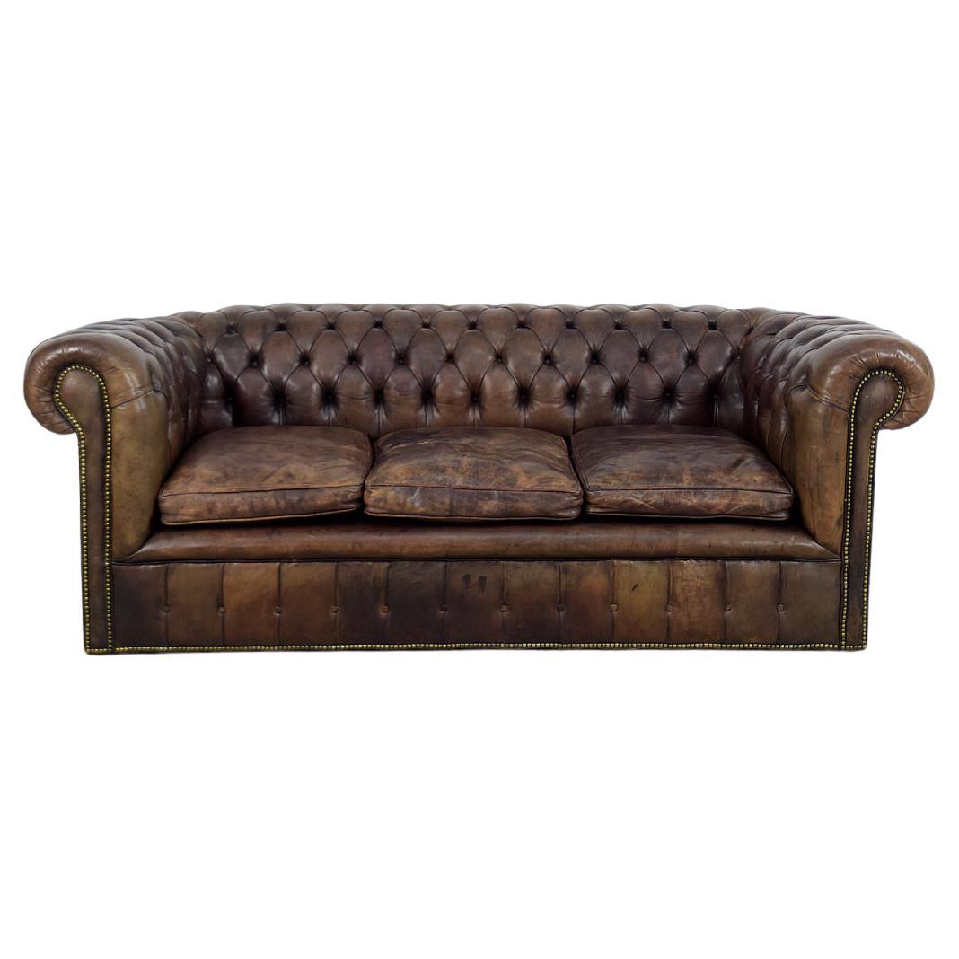 Grand canapé Chesterfield trois places en cuir antique Brown, Vintage Iconic, années 1920