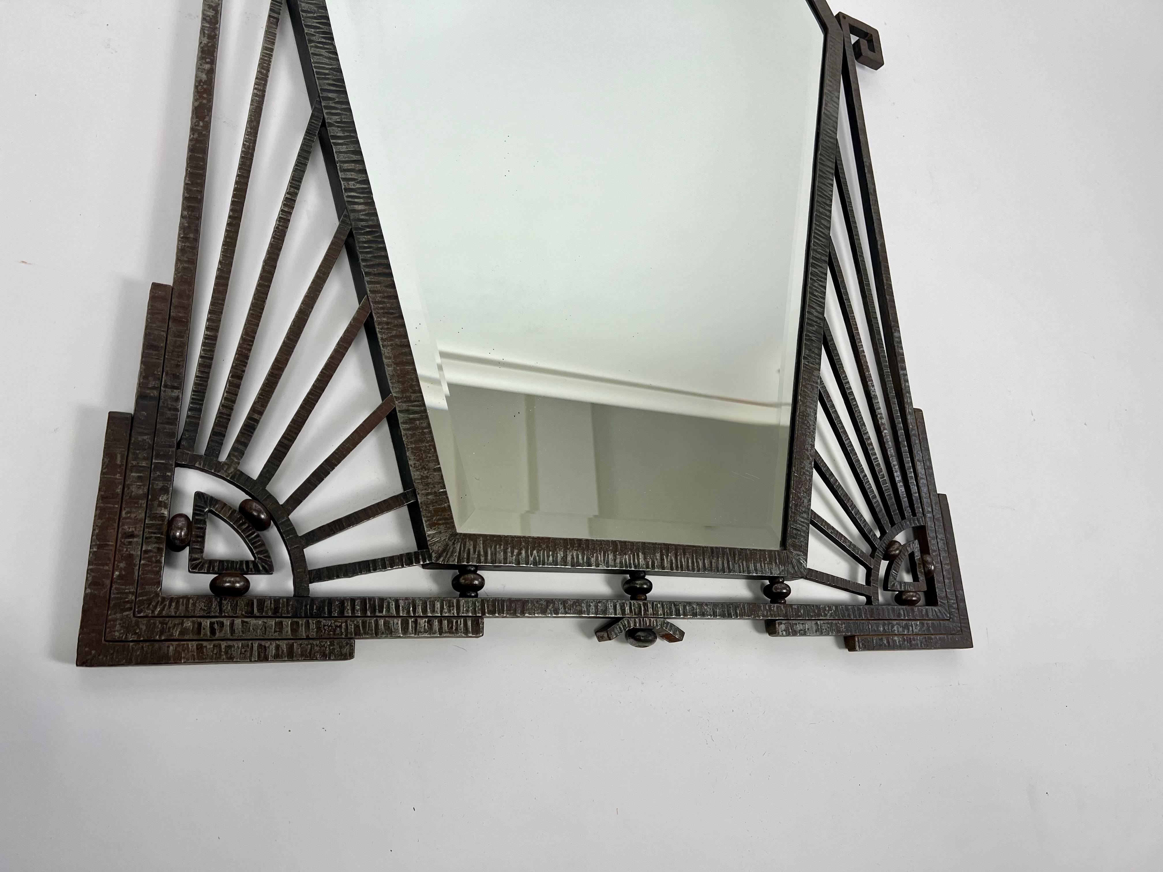 Gran espejo de pared con marco metálico Art Decó Brutalista Antiguo, Francia c.1920 en venta 4