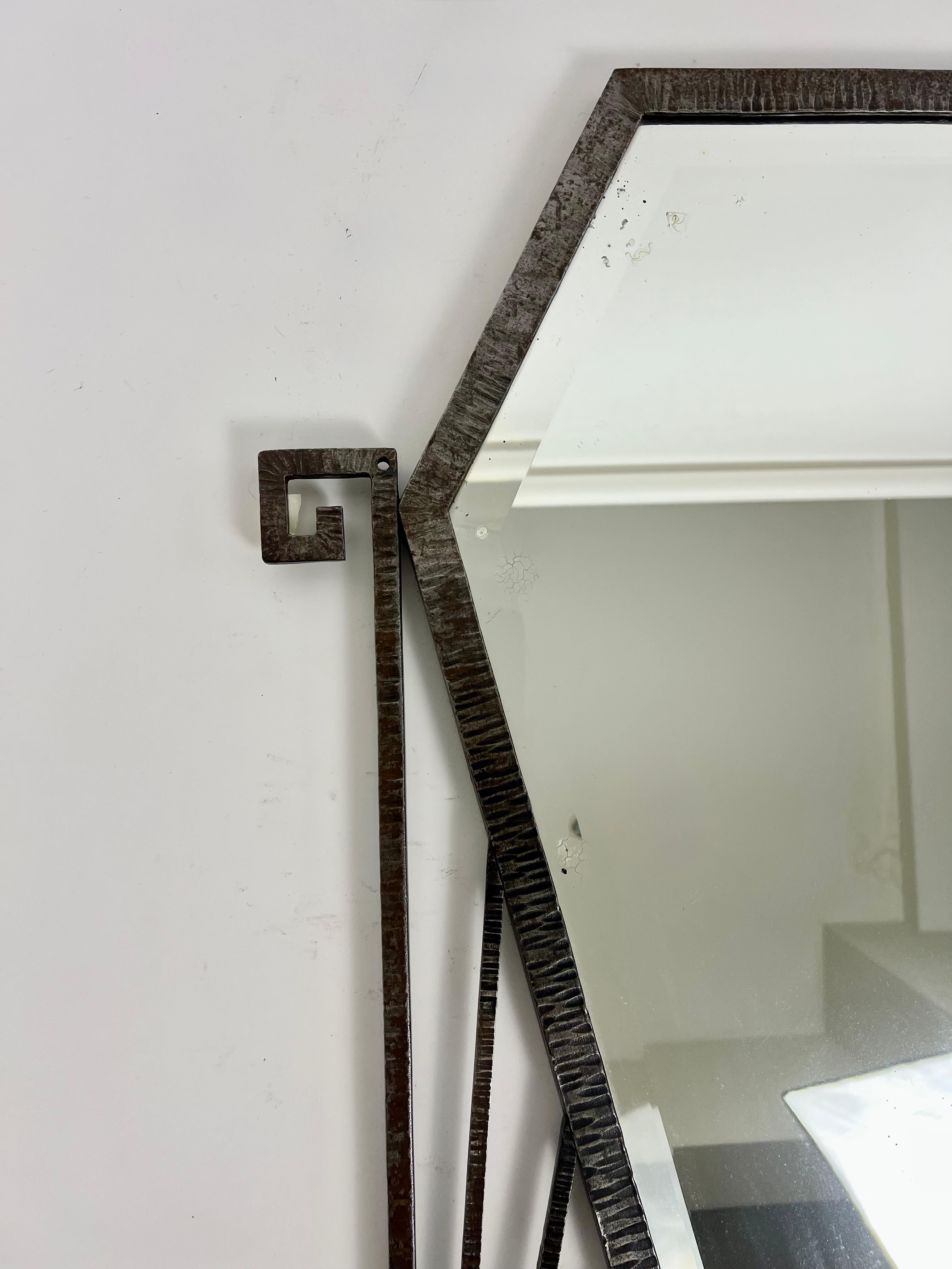 Gran espejo de pared con marco metálico Art Decó Brutalista Antiguo, Francia c.1920 en venta 5