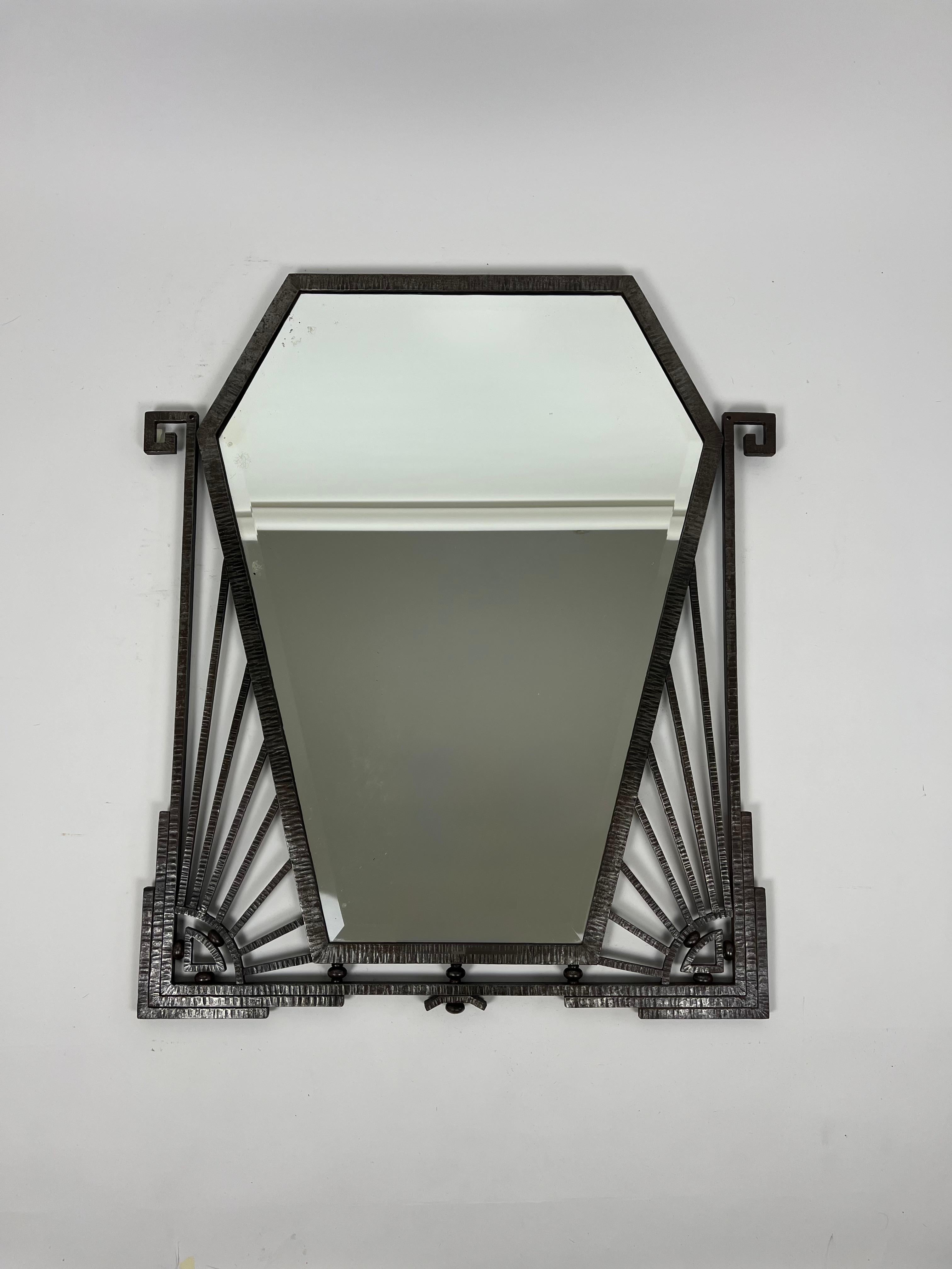 Gran espejo de pared con marco metálico Art Decó Brutalista Antiguo, Francia c.1920 en venta 6