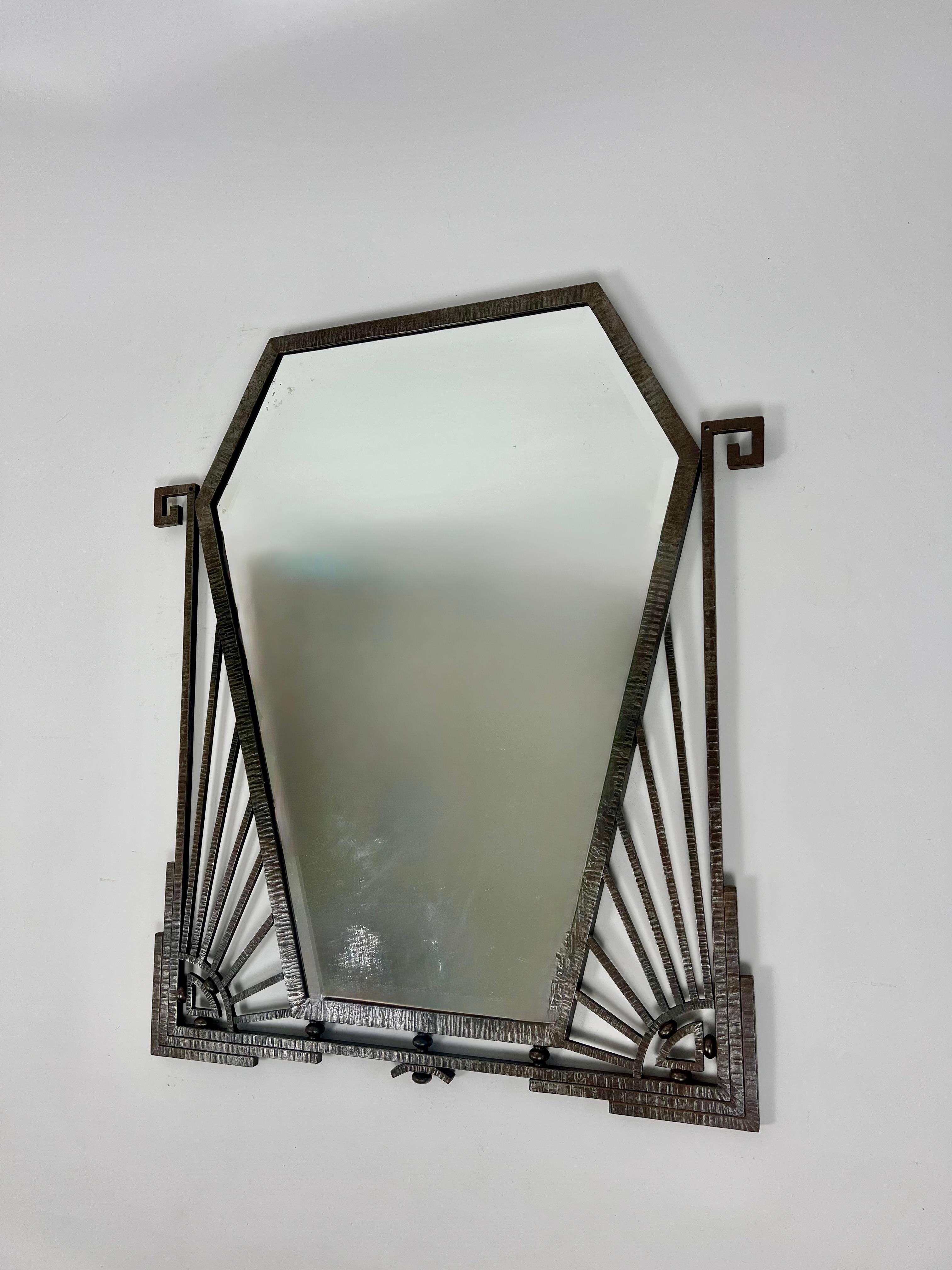 Gran espejo de pared con marco metálico Art Decó Brutalista Antiguo, Francia c.1920 en venta 7
