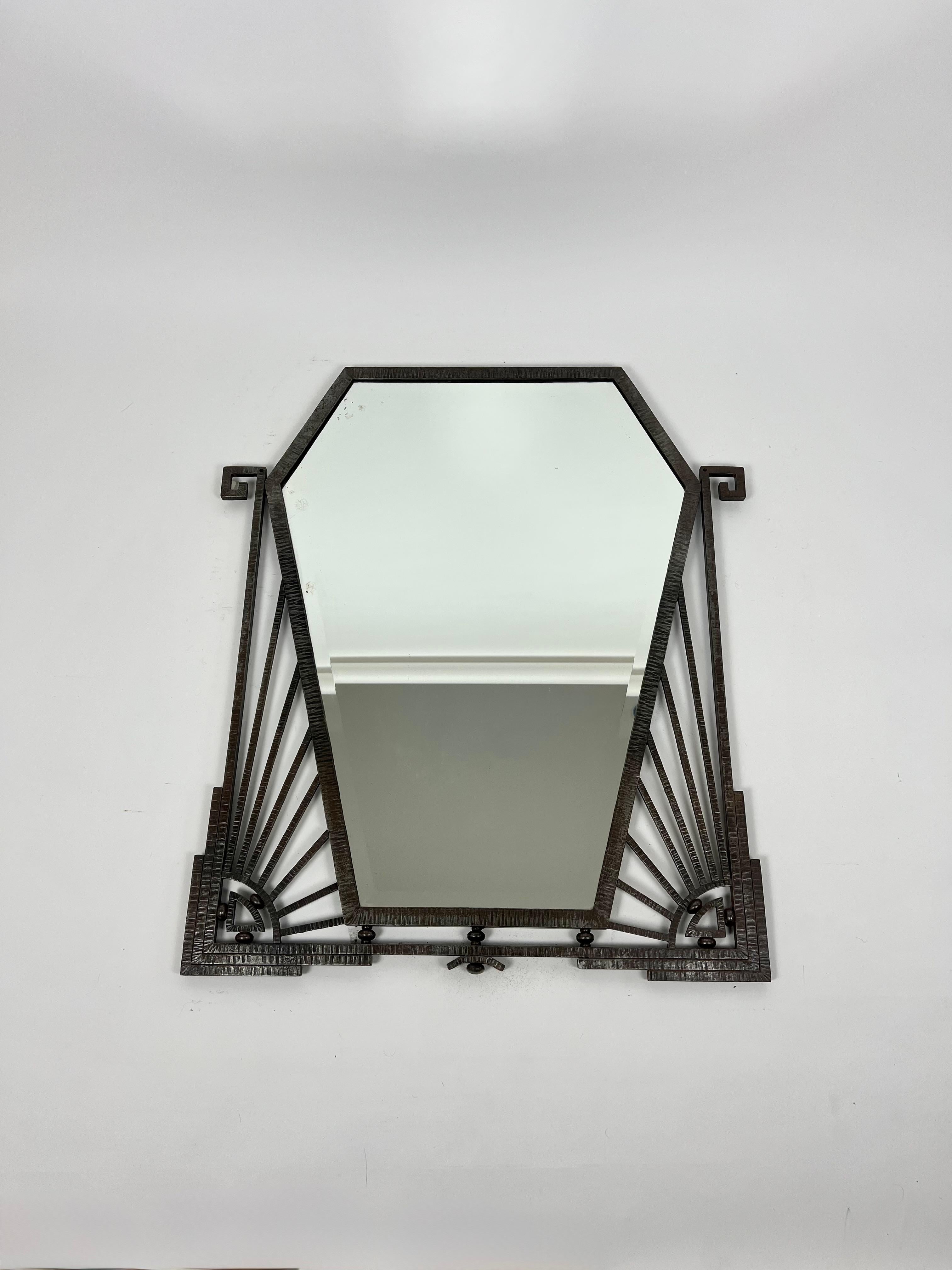 Gran espejo de pared Art Decó, placa original de cristal biselado con zorros y un maravilloso marco de hierro texturado con preciosos detalles. Procedente de Francia.

Fantástico diseño y elaboración, hábilmente hecho con gran atención al