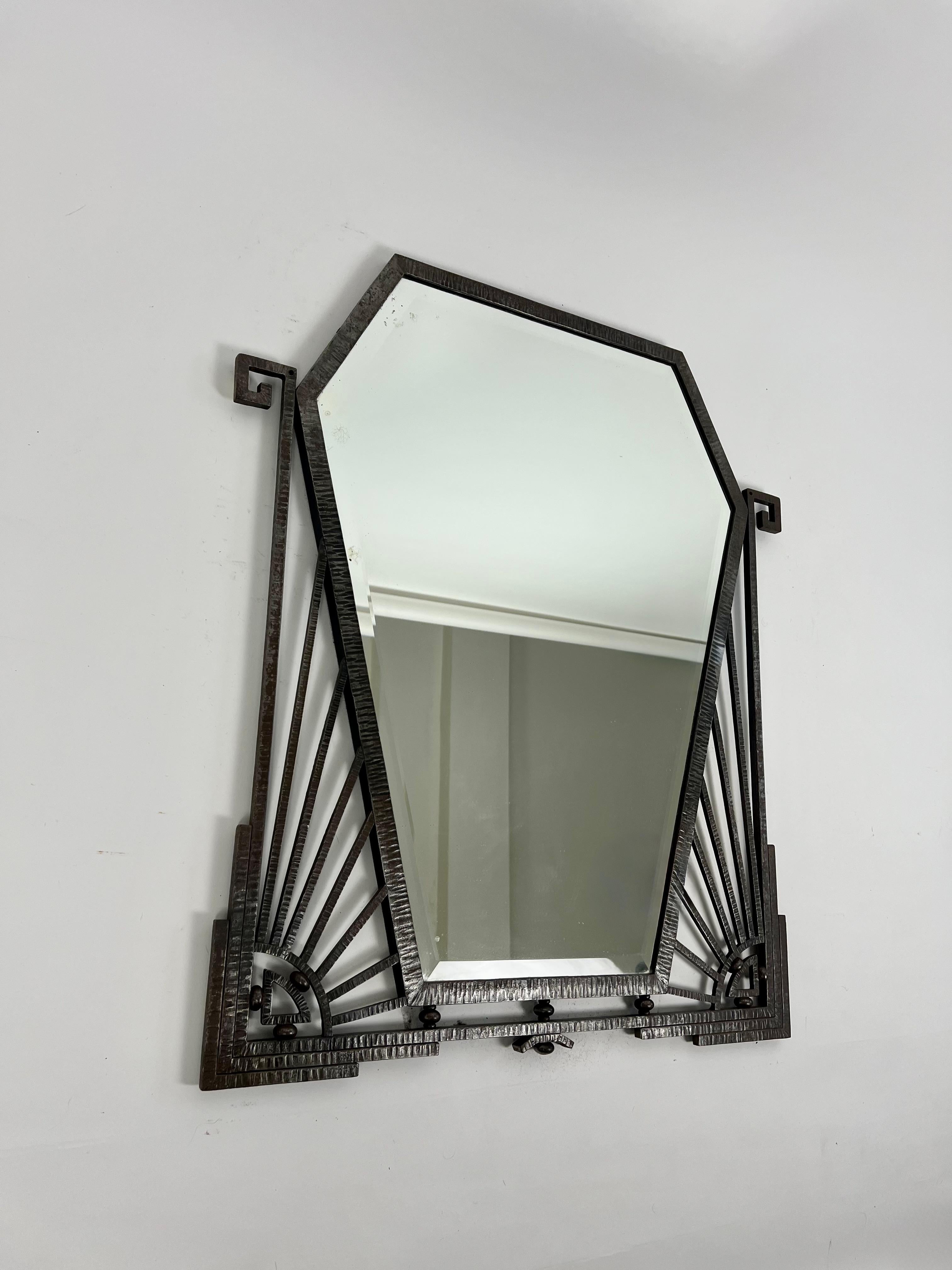 Gran espejo de pared con marco metálico Art Decó Brutalista Antiguo, Francia c.1920 Francés en venta