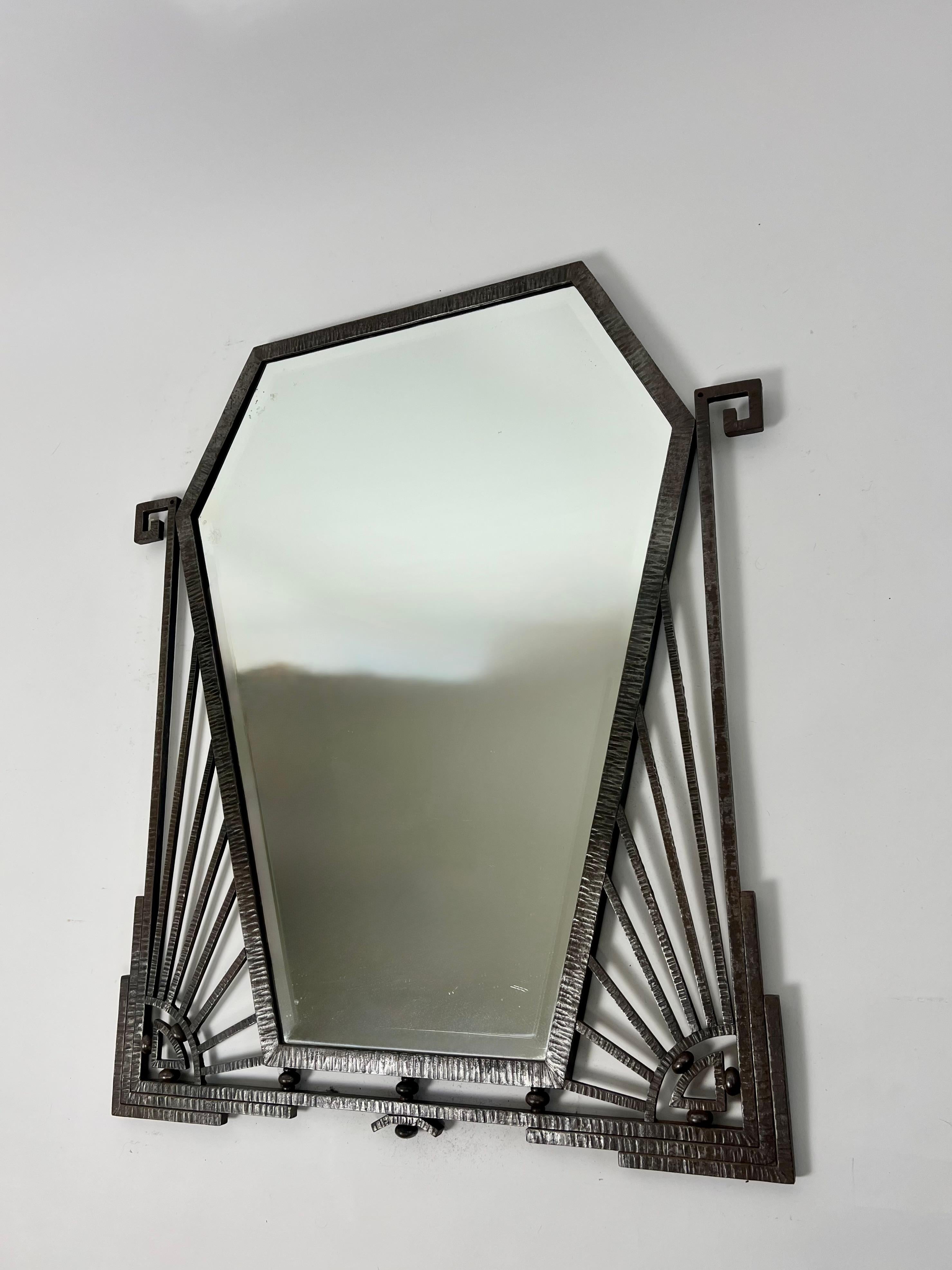 Gran espejo de pared con marco metálico Art Decó Brutalista Antiguo, Francia c.1920 en Bueno estado para la venta en Bristol, GB