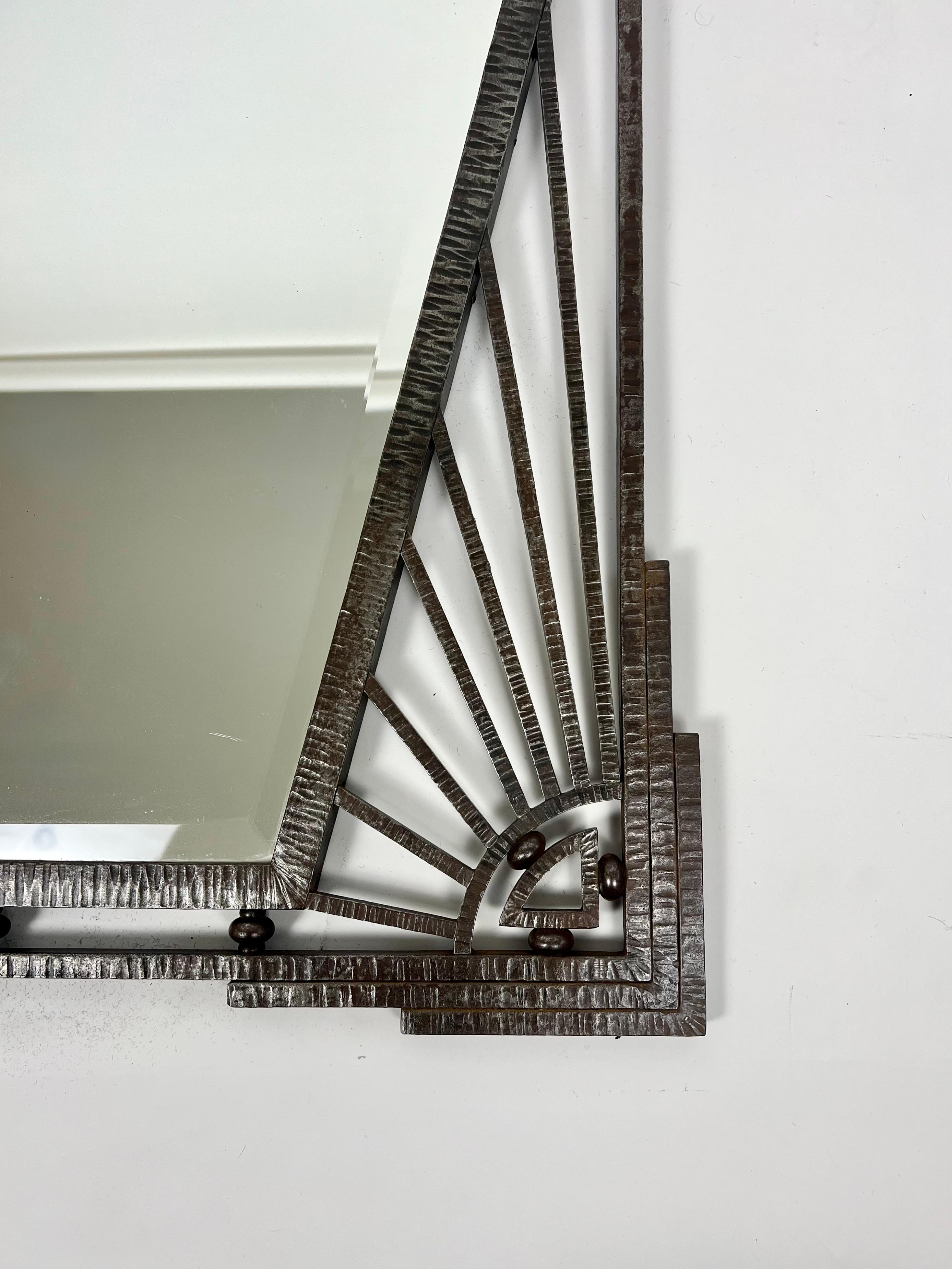 Gran espejo de pared con marco metálico Art Decó Brutalista Antiguo, Francia c.1920 siglo XX en venta
