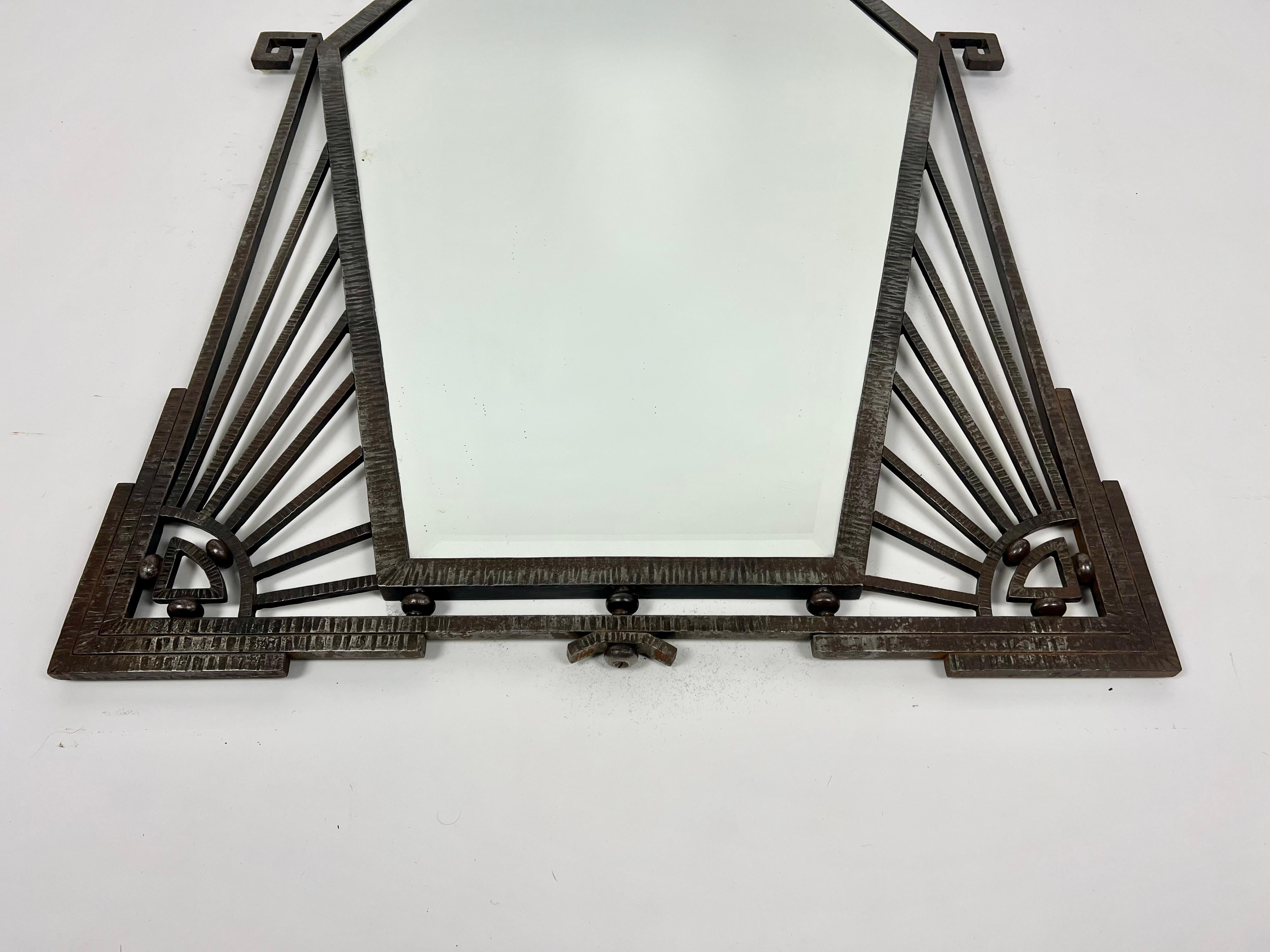 Gran espejo de pared con marco metálico Art Decó Brutalista Antiguo, Francia c.1920 Espejo en venta