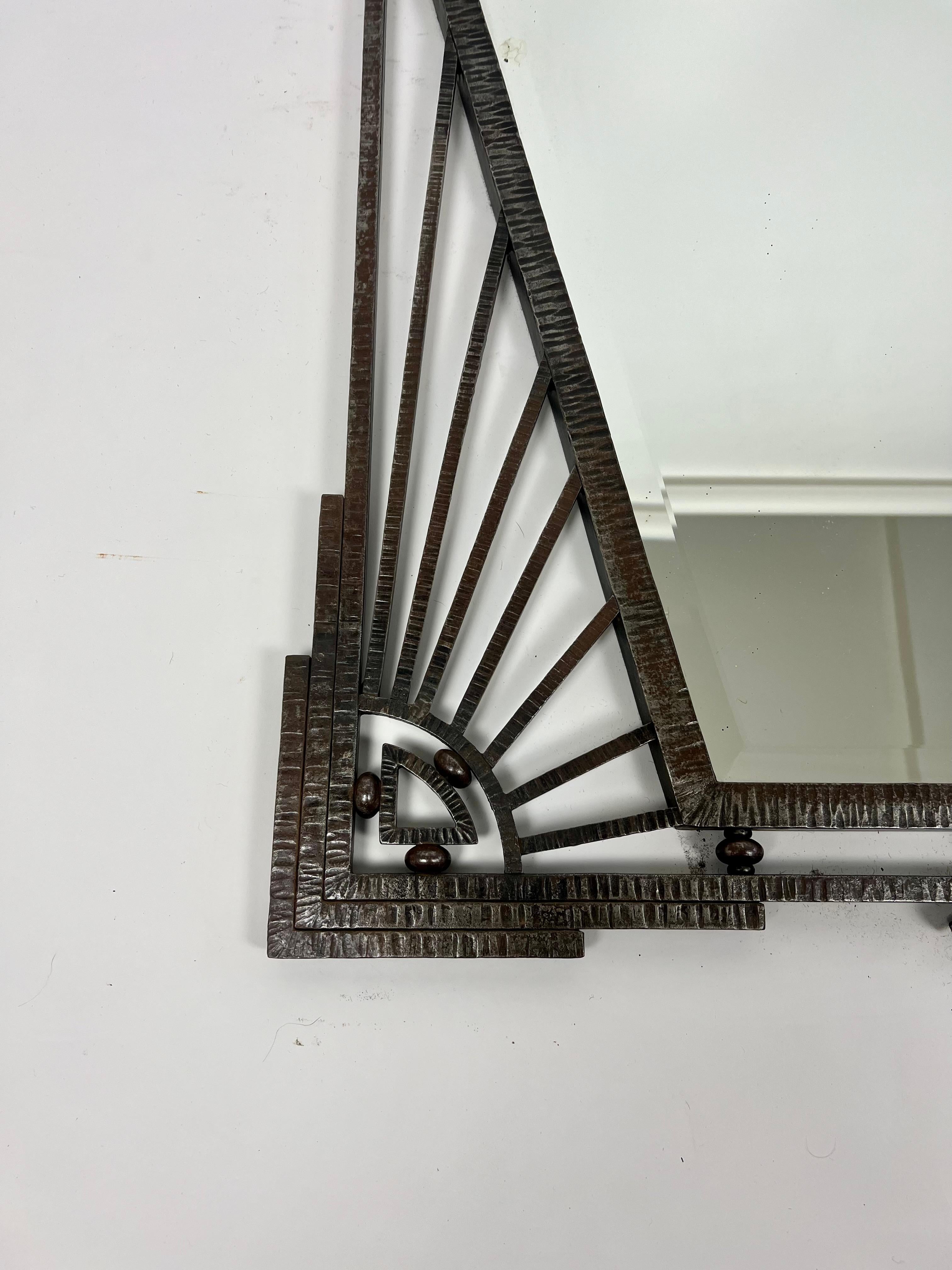 Gran espejo de pared con marco metálico Art Decó Brutalista Antiguo, Francia c.1920 en venta 1