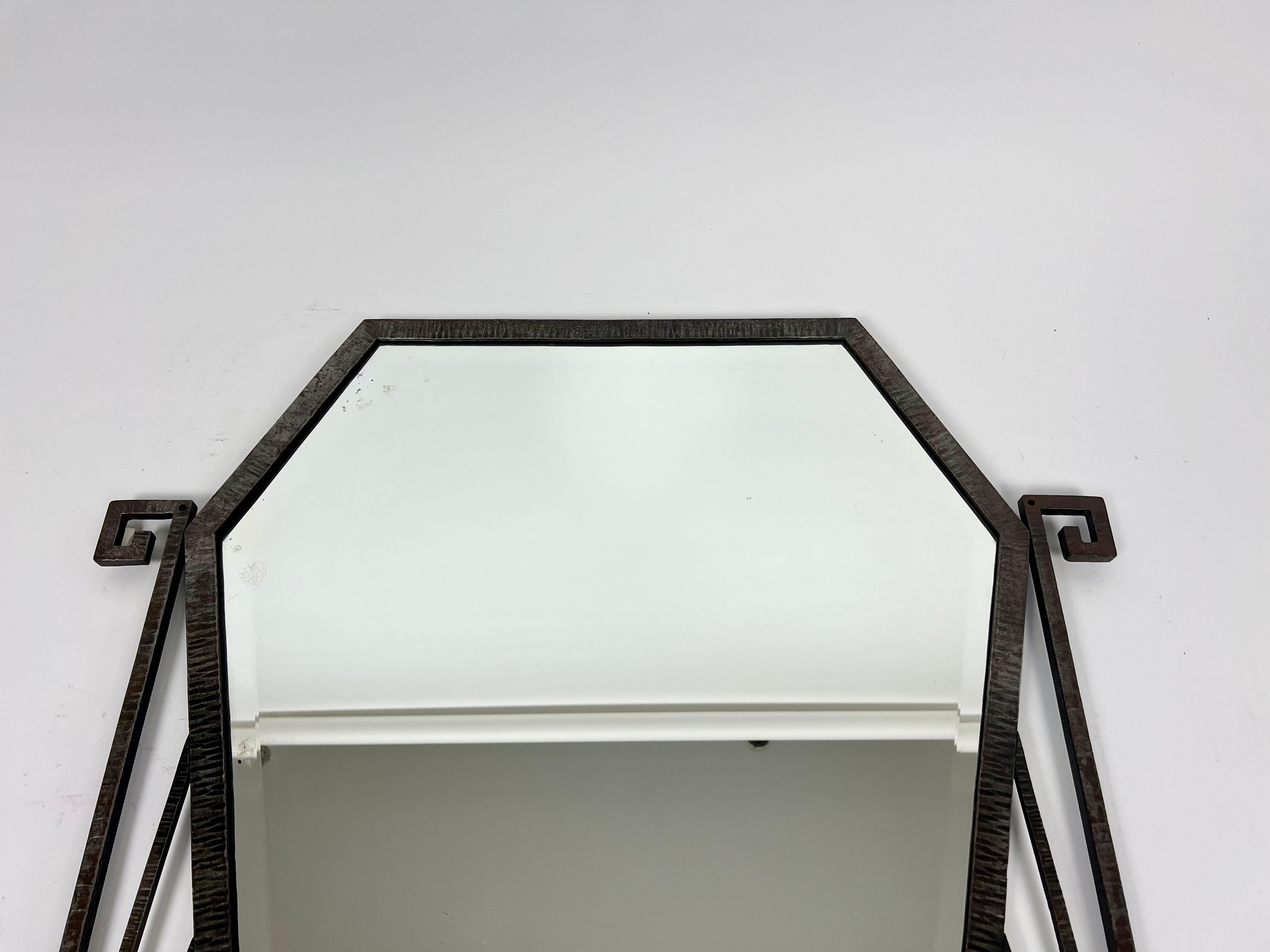 Gran espejo de pared con marco metálico Art Decó Brutalista Antiguo, Francia c.1920 en venta 2