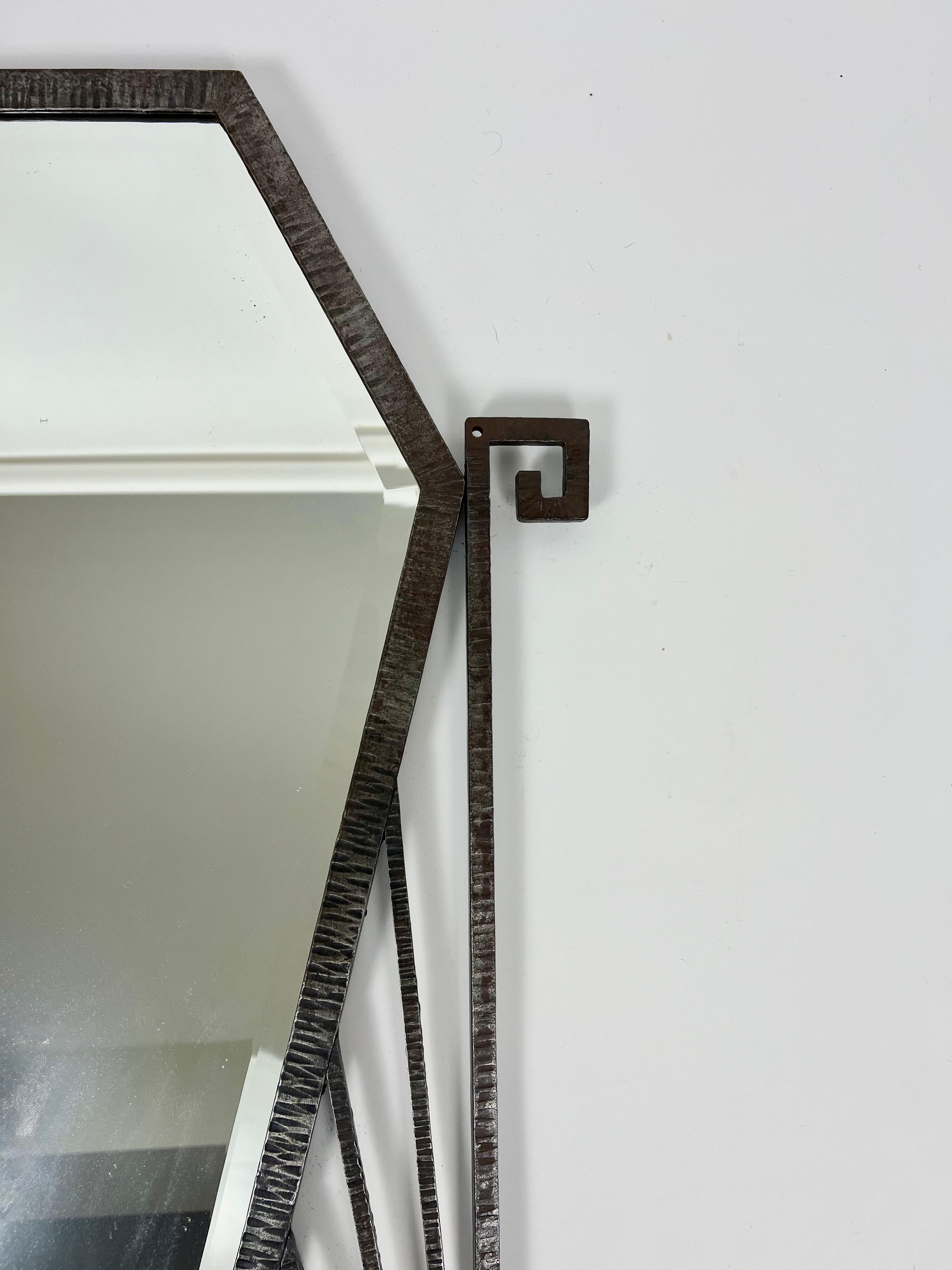 Gran espejo de pared con marco metálico Art Decó Brutalista Antiguo, Francia c.1920 en venta 3