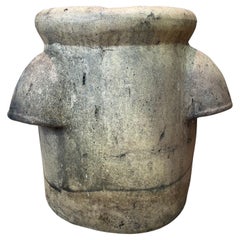 Grande marmite de cheminée ancienne en terre cuite buffle avec bordure roulée et détails d'aération Grande marmite de cheminée ancienne en terre cuite buffle avec bordure roulée et détails d'aération