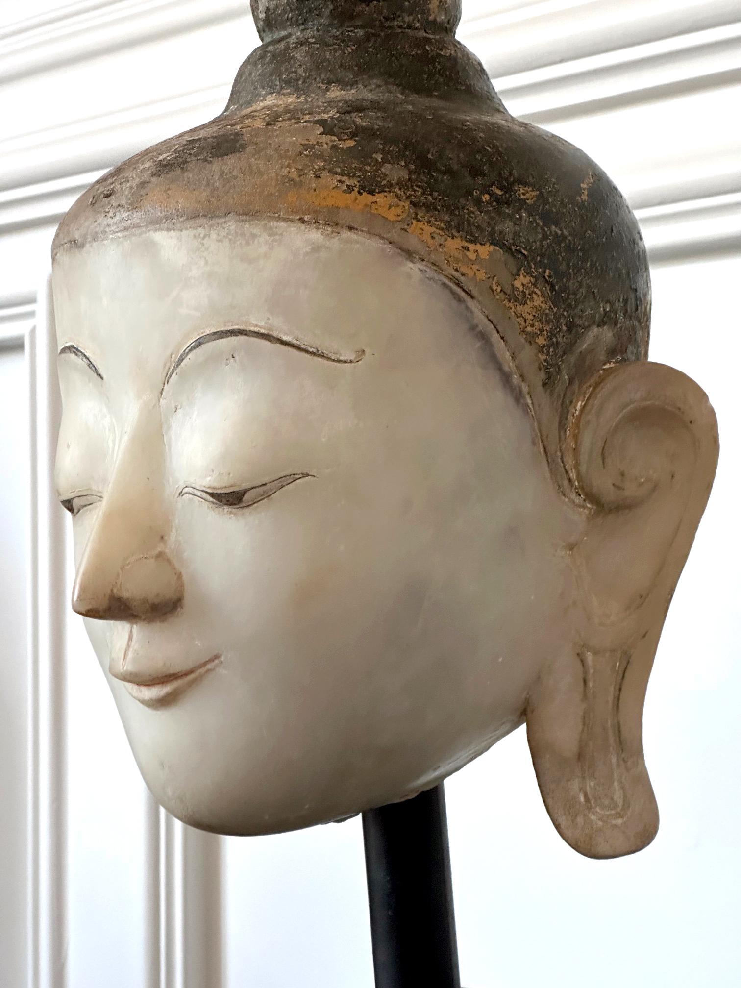 Grande straordinario espositore antico in marmo birmano a forma di testa di Buddha in vendita 2