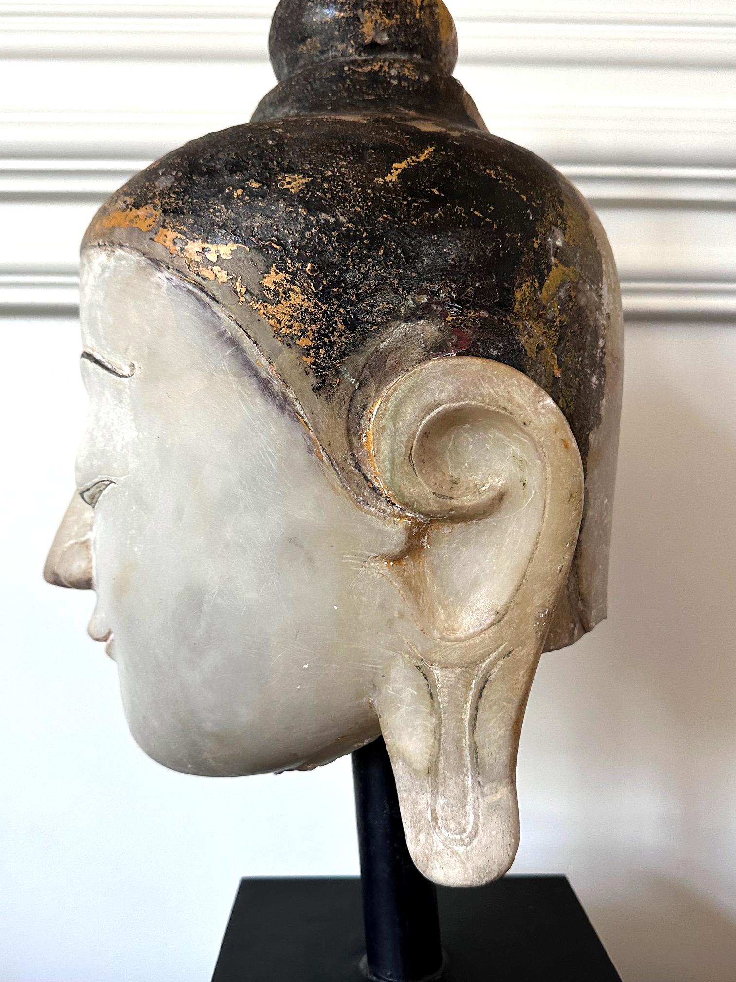Grande straordinario espositore antico in marmo birmano a forma di testa di Buddha in vendita 3