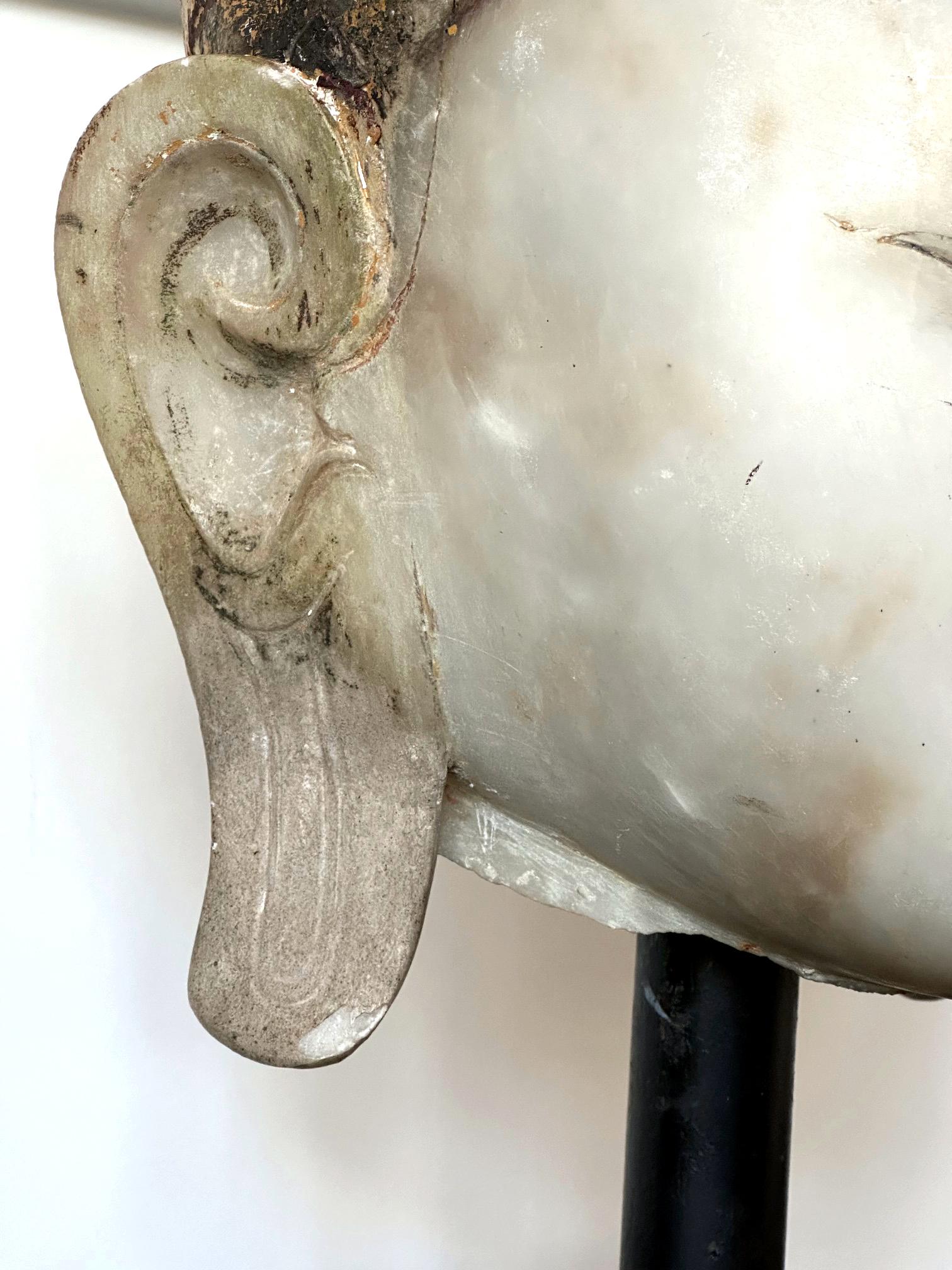 Grande straordinario espositore antico in marmo birmano a forma di testa di Buddha in vendita 6