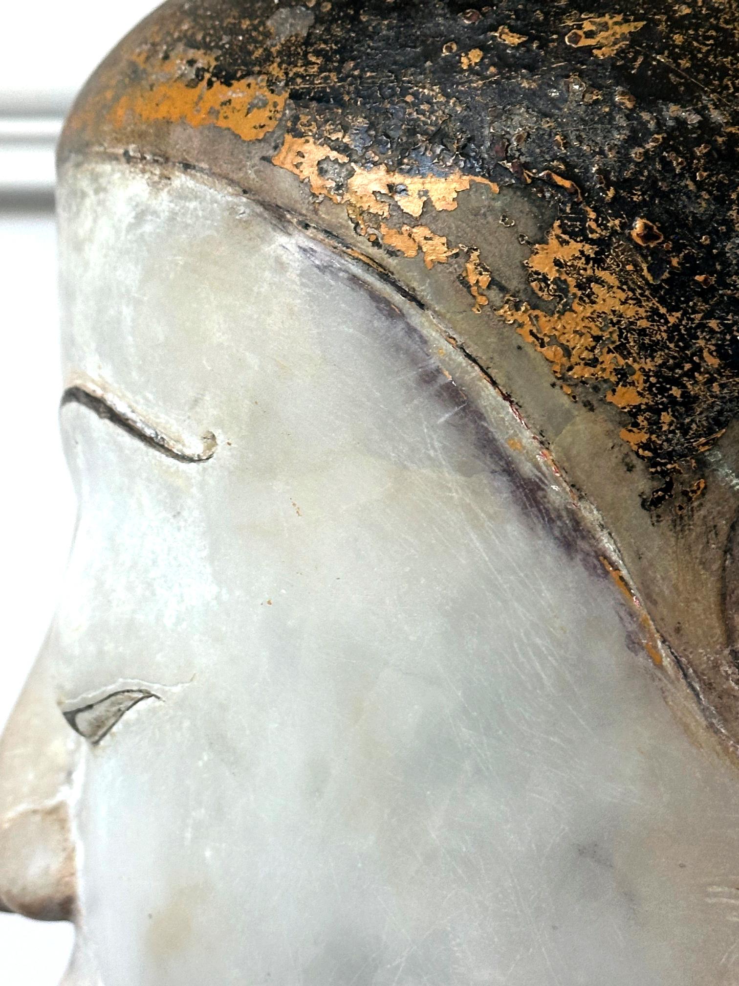 Grande straordinario espositore antico in marmo birmano a forma di testa di Buddha in vendita 7