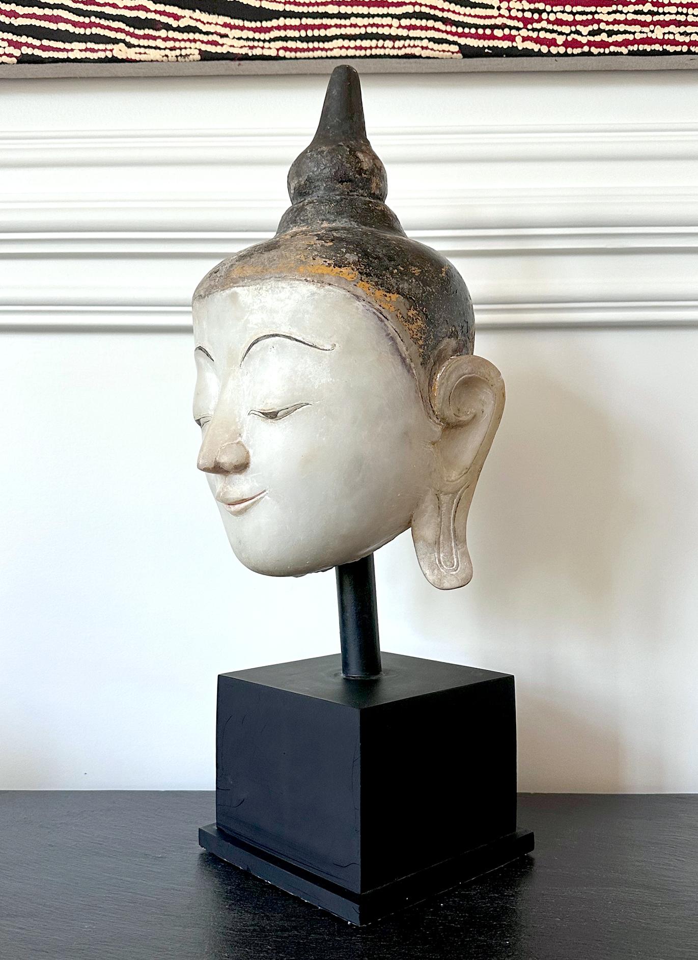 Arcaistico Grande straordinario espositore antico in marmo birmano a forma di testa di Buddha in vendita