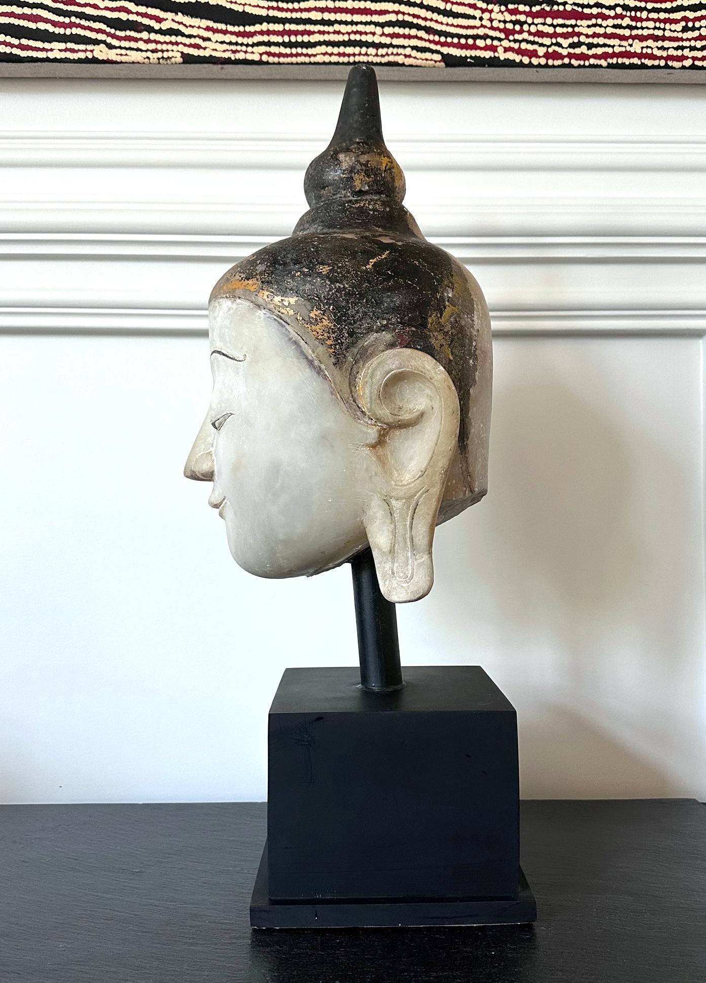 Birmano Grande straordinario espositore antico in marmo birmano a forma di testa di Buddha in vendita