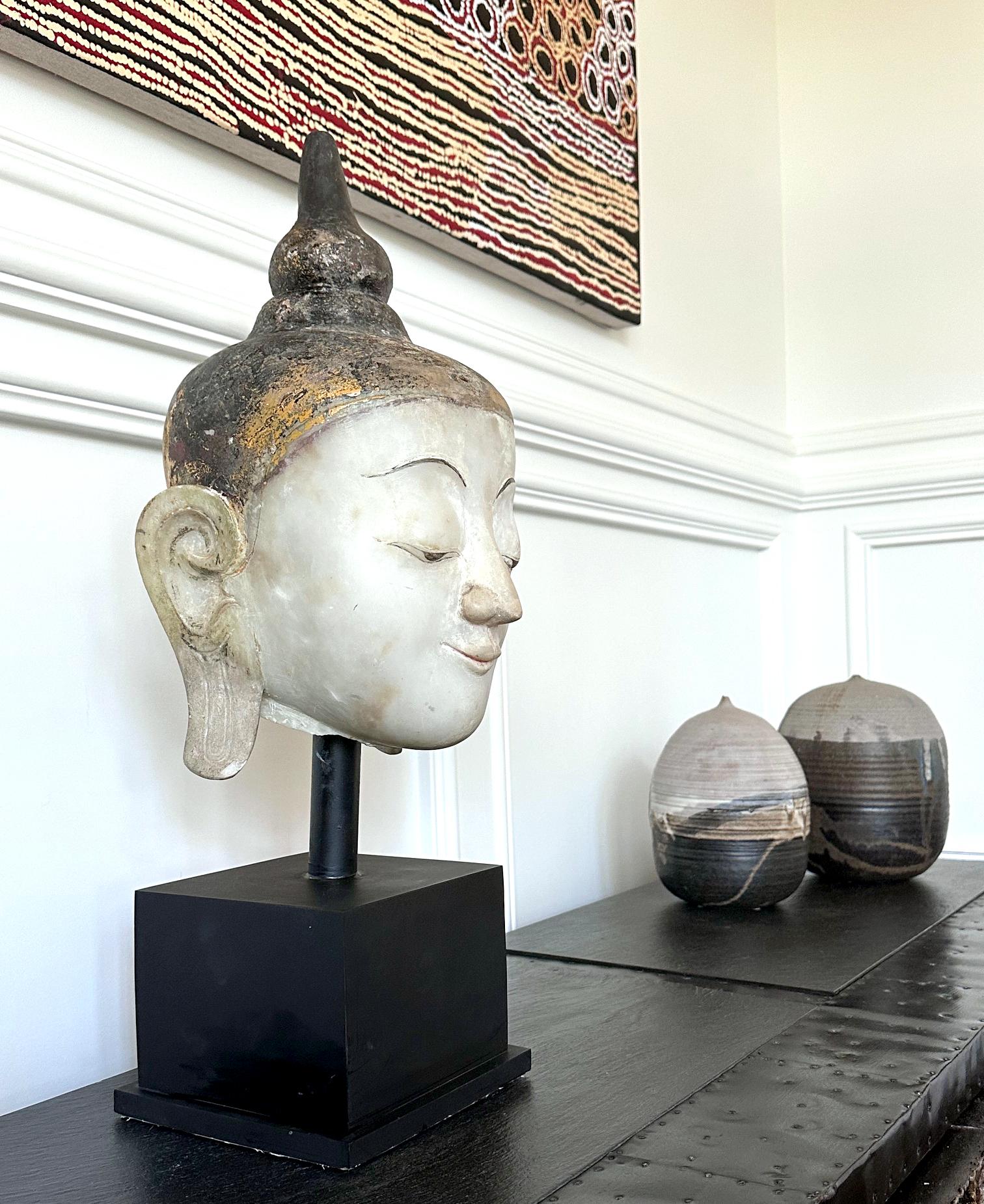 XIX secolo Grande straordinario espositore antico in marmo birmano a forma di testa di Buddha in vendita